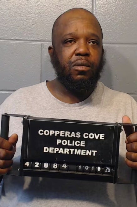 Sanders e seu parceiro, Kevin Dwayne Adams, foram acusados de abandonar e colocar uma criança em perigo sem intenção de retornar.