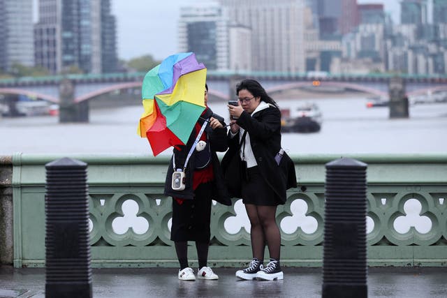 <p>Rain and cloud move in from the northwest through Sunday </p>