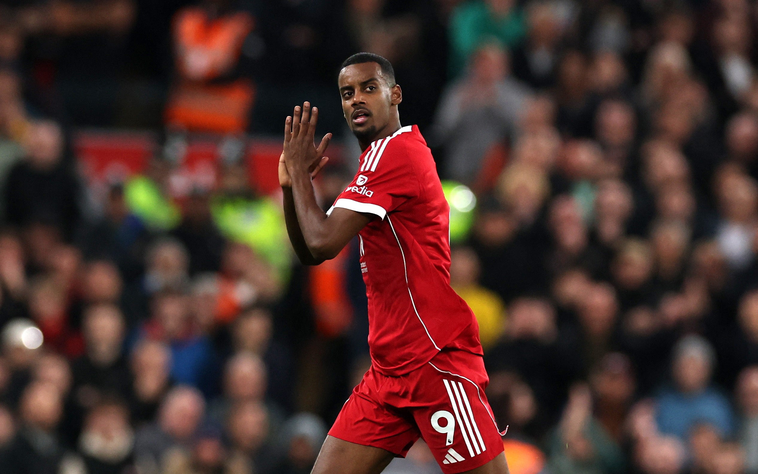 Arne Slot provides worrying Alexander Isak injury update in latest Liverpool blow