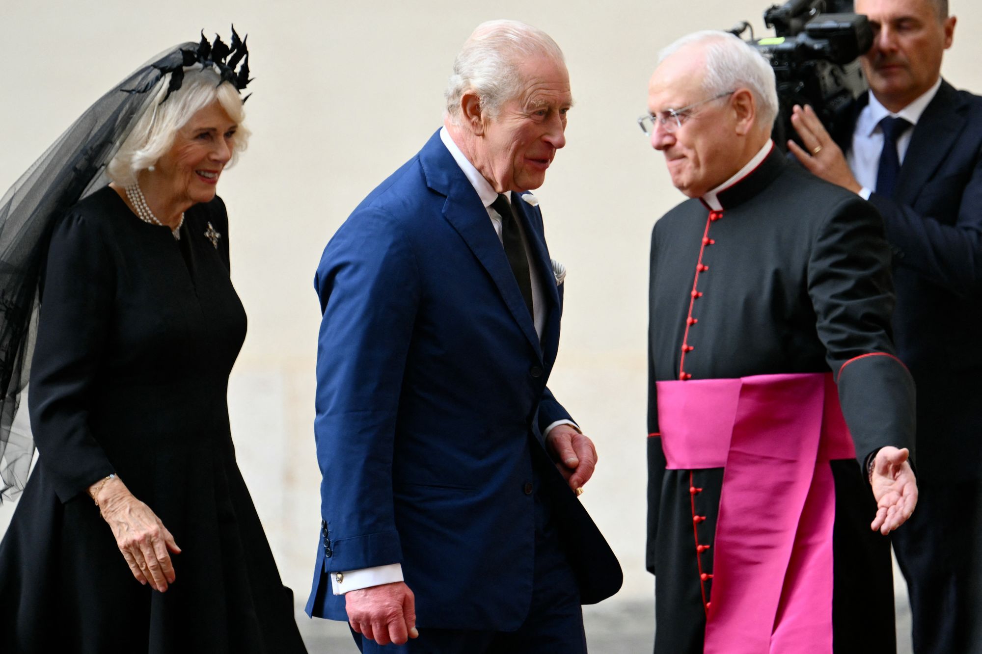 King Charles and Queen Camilla arrive at the courtyard of San Damaso to meet Pope Leo IV at the Vatican on Thursday