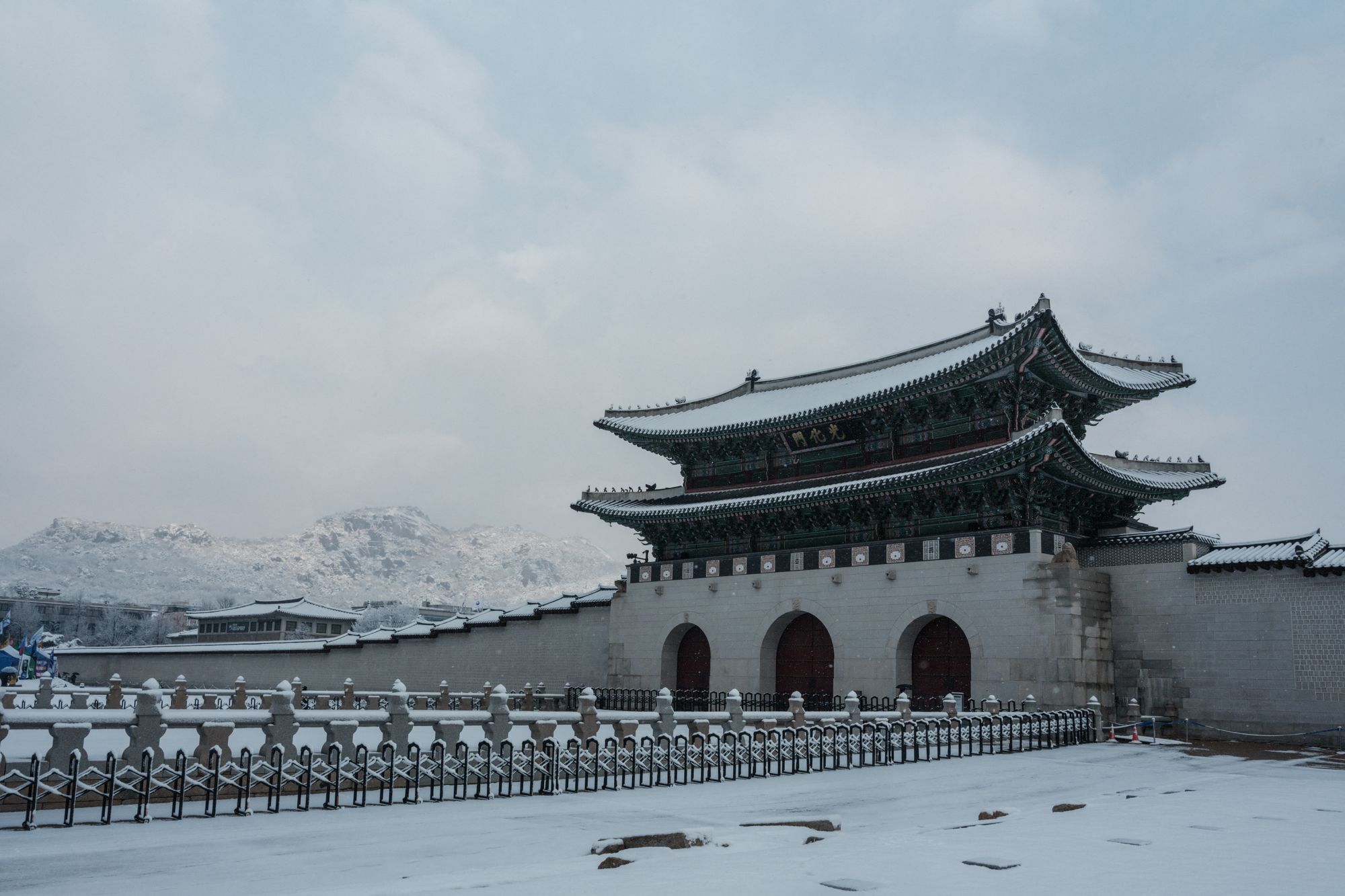 The Gwanghwamun Gate is seen as snow falls in Seoul on March 18, 2025. (Photo by Yasuyoshi CHIBA / AFP) (Photo by YASUYOSHI CHIBA/AFP via Getty Images)