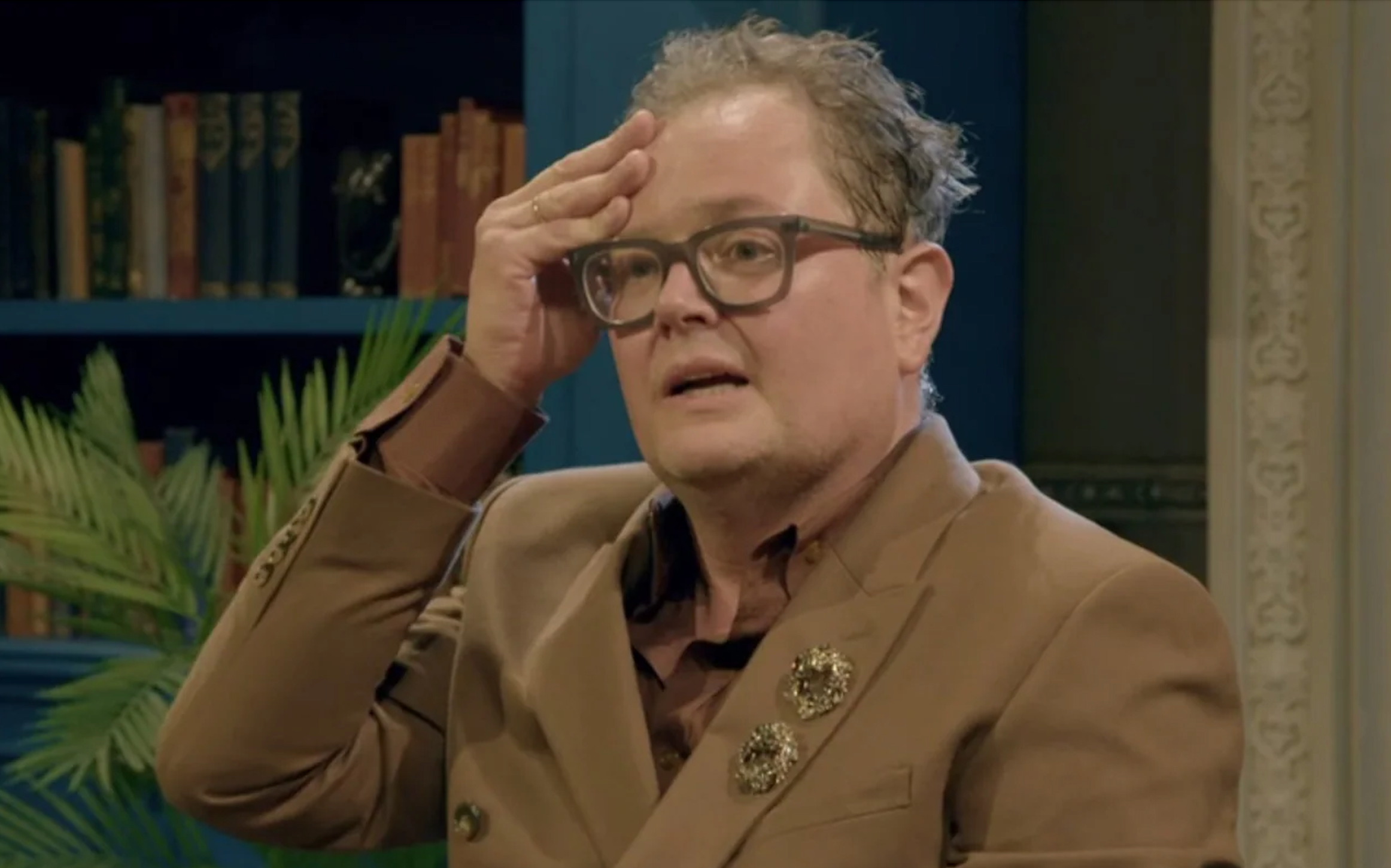 O comediante está irreconhecível pela ‘bagunça de suor’ que estava no início do show