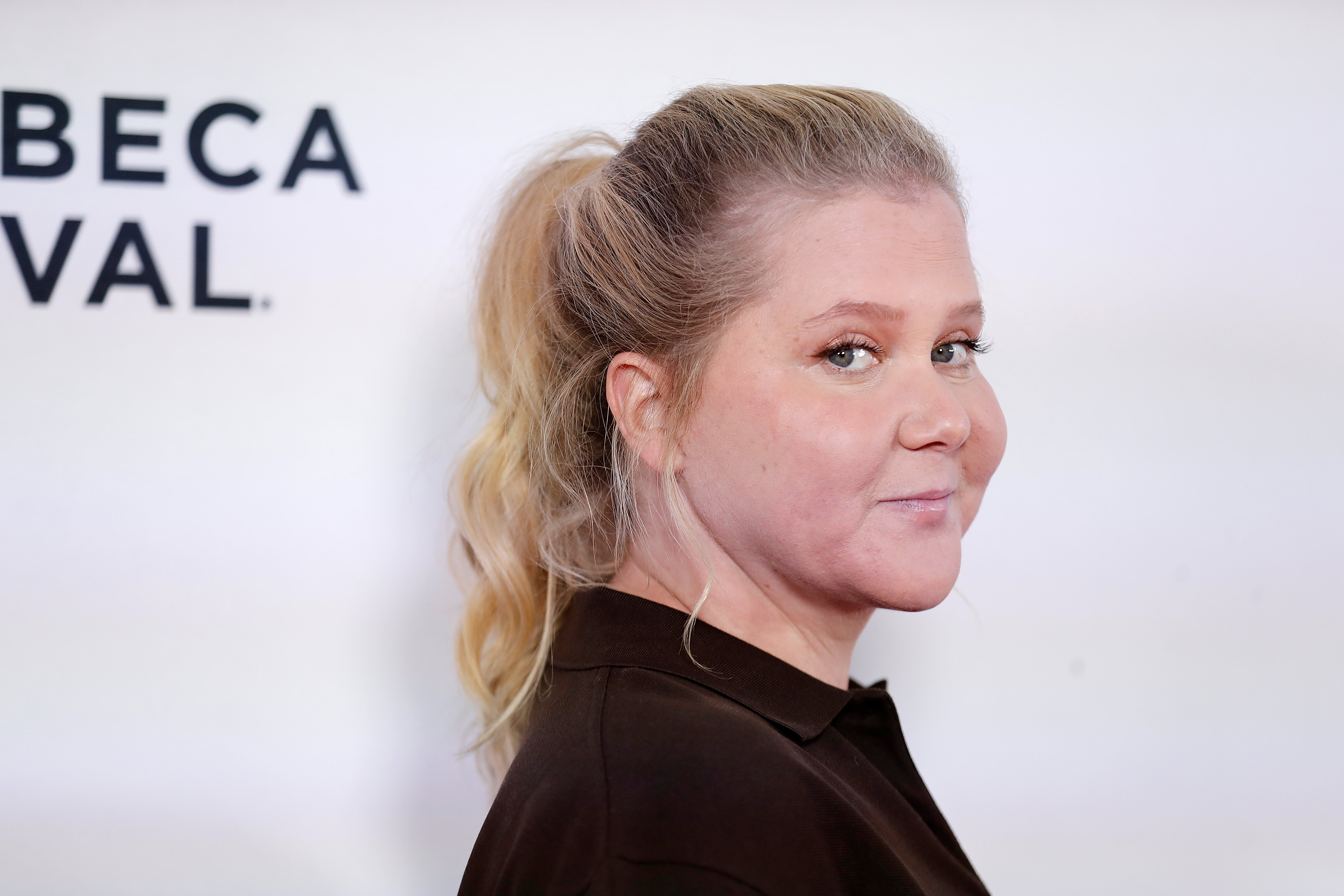 Amy Schumer shares new mirror selfie in sports bra and sweatpants after weight loss