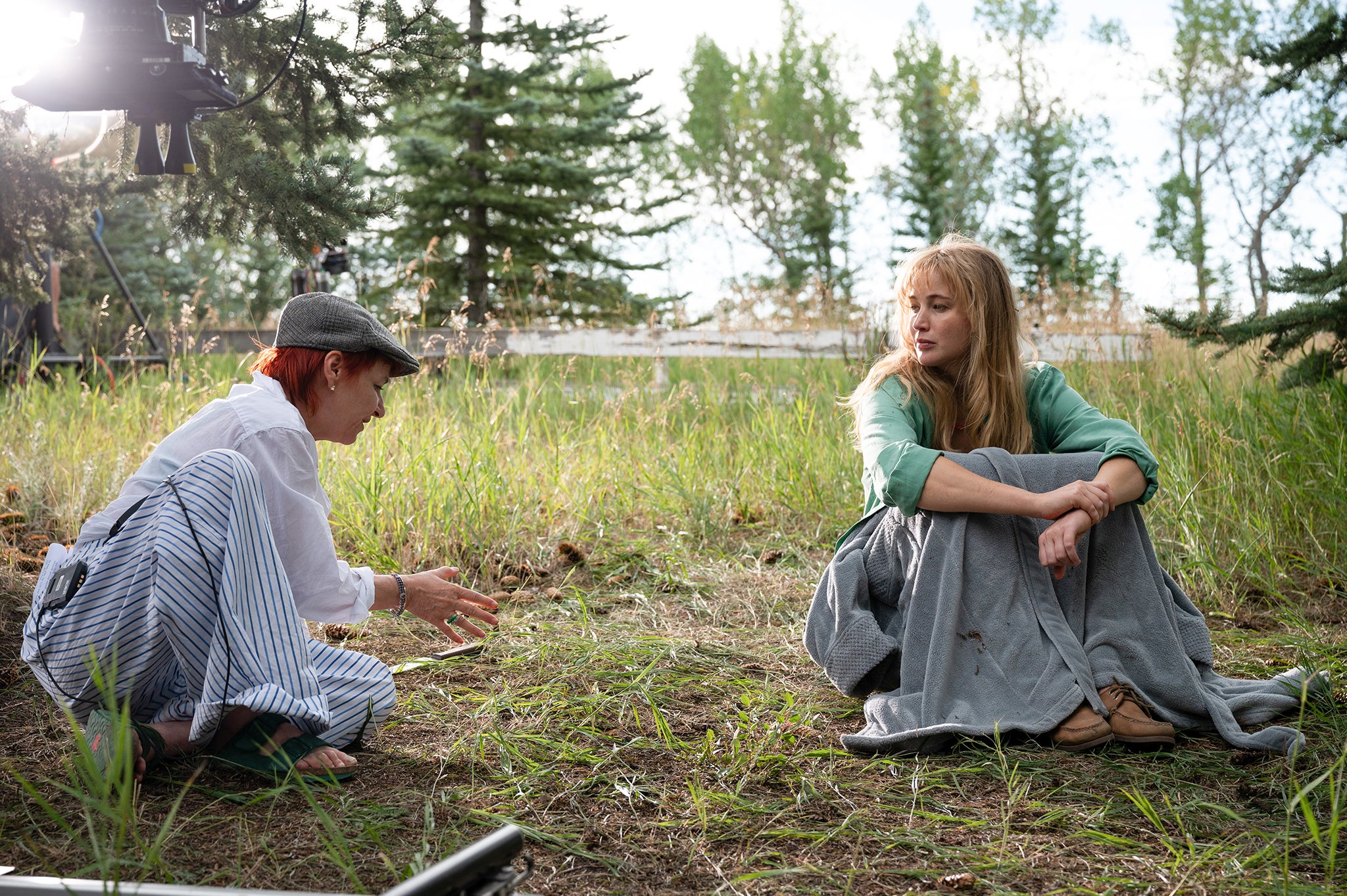 Lynne Ramsay directs Jennifer Lawrence on the set of ‘Die My Love’