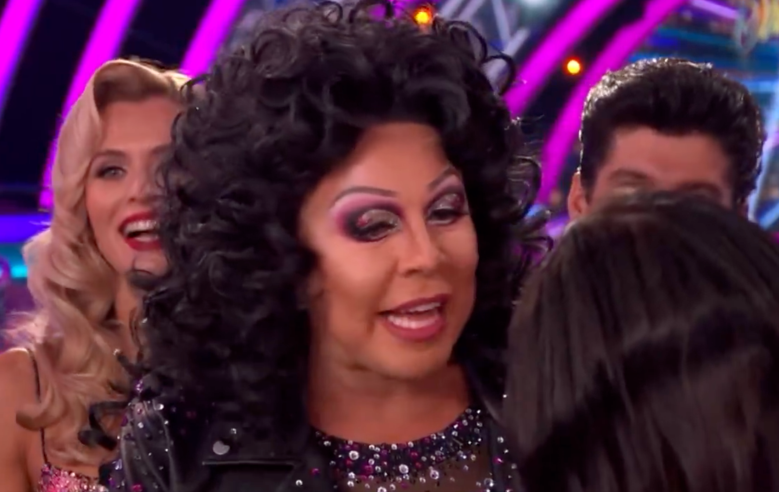 La Voix causou histeria durante o episódio com uma piada sobre a saída iminente de Claudia e Tess