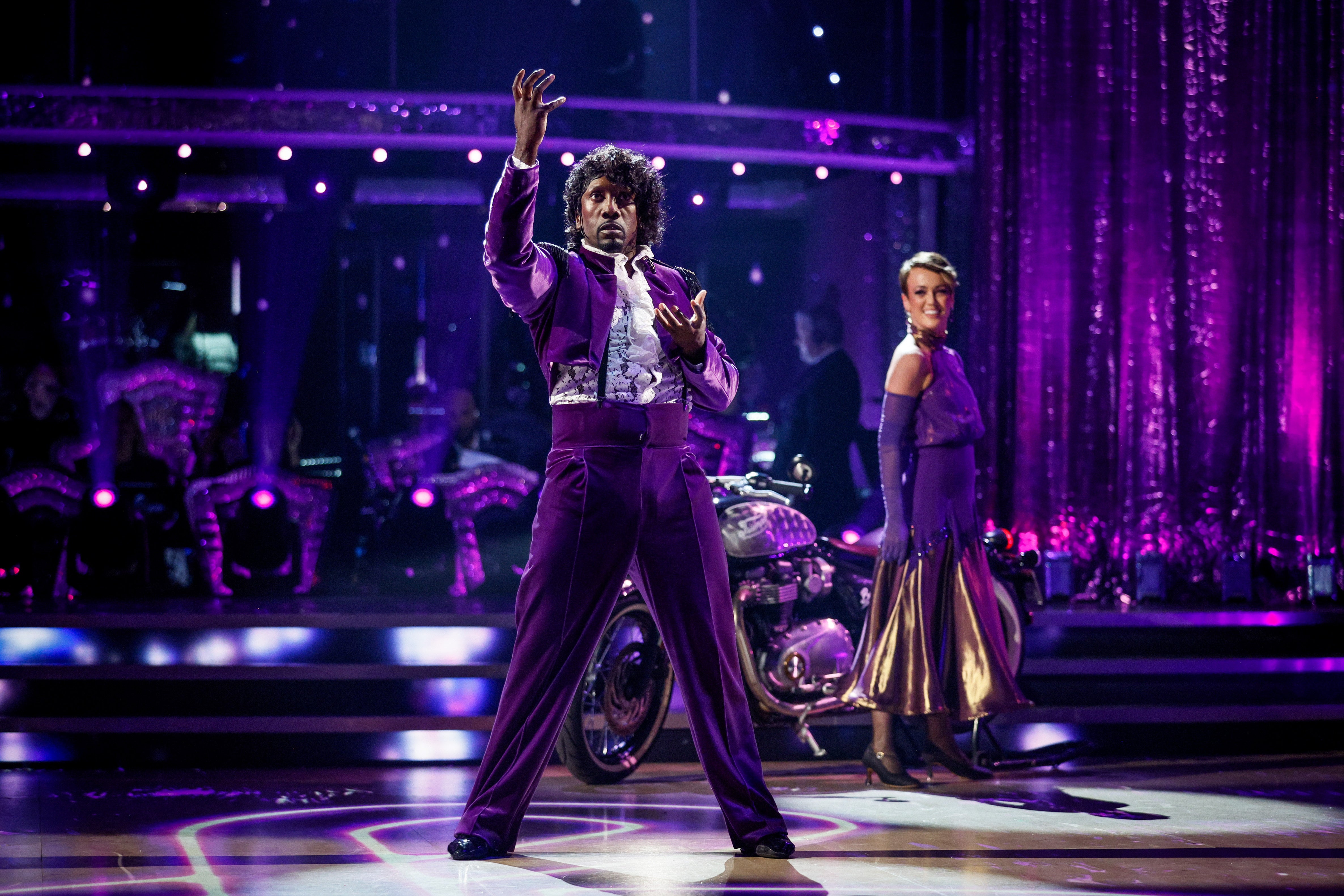 Hasselbaink dança 'Purple Rain' de Prince durante a Icons Week