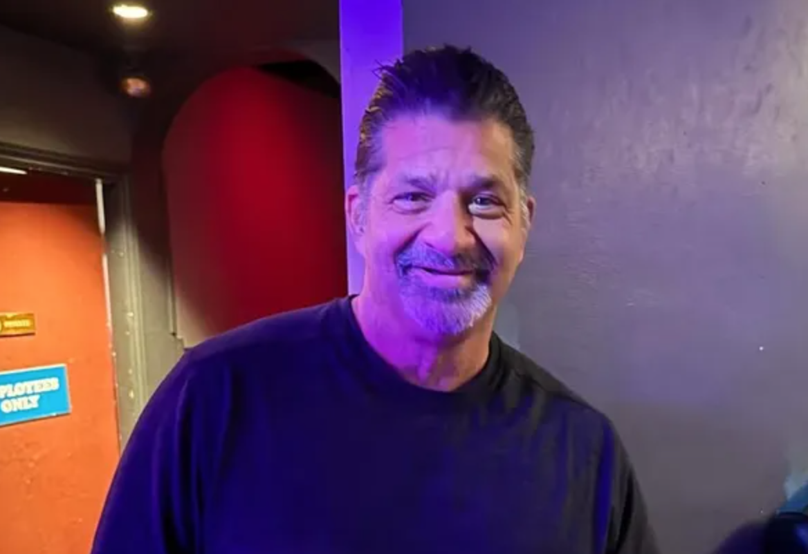 Mark Calcagni, 60, foi baleado e morto fora de sua casa em São Francisco no dia 3 de outubro. Calcagni administrava o histórico bar de topless Condor Club, e dois suspeitos que trabalhavam no clube foram presos em conexão com o tiroteio.