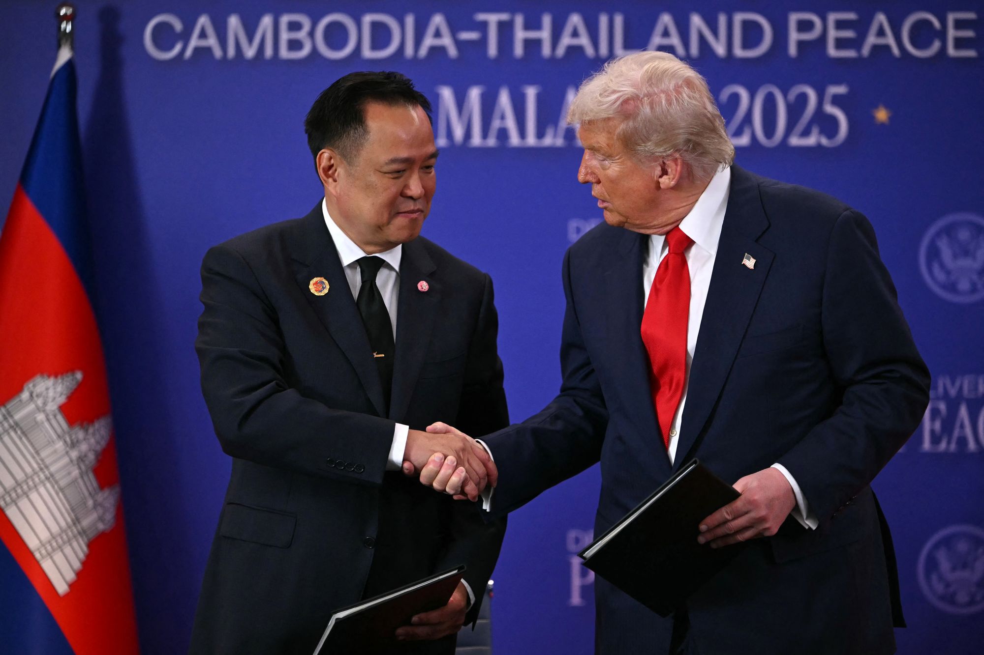 Trump and Charnvirakul after the ceremonial signing of a ceasefire agreement between Thailand and Cambodia