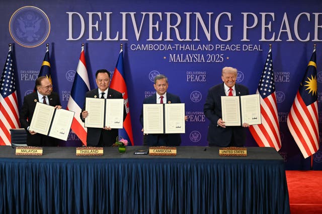<p>Malaysia’s prime minister Anwar Ibrahim, from left, Thailand’s prime minister Anutin Charnvirakul, Cambodia’s prime minister Hun Manet and US president Donald Trump hold up documents after the ceremonial signing of a ceasefire agreement between Thailand and Cambodia</p>