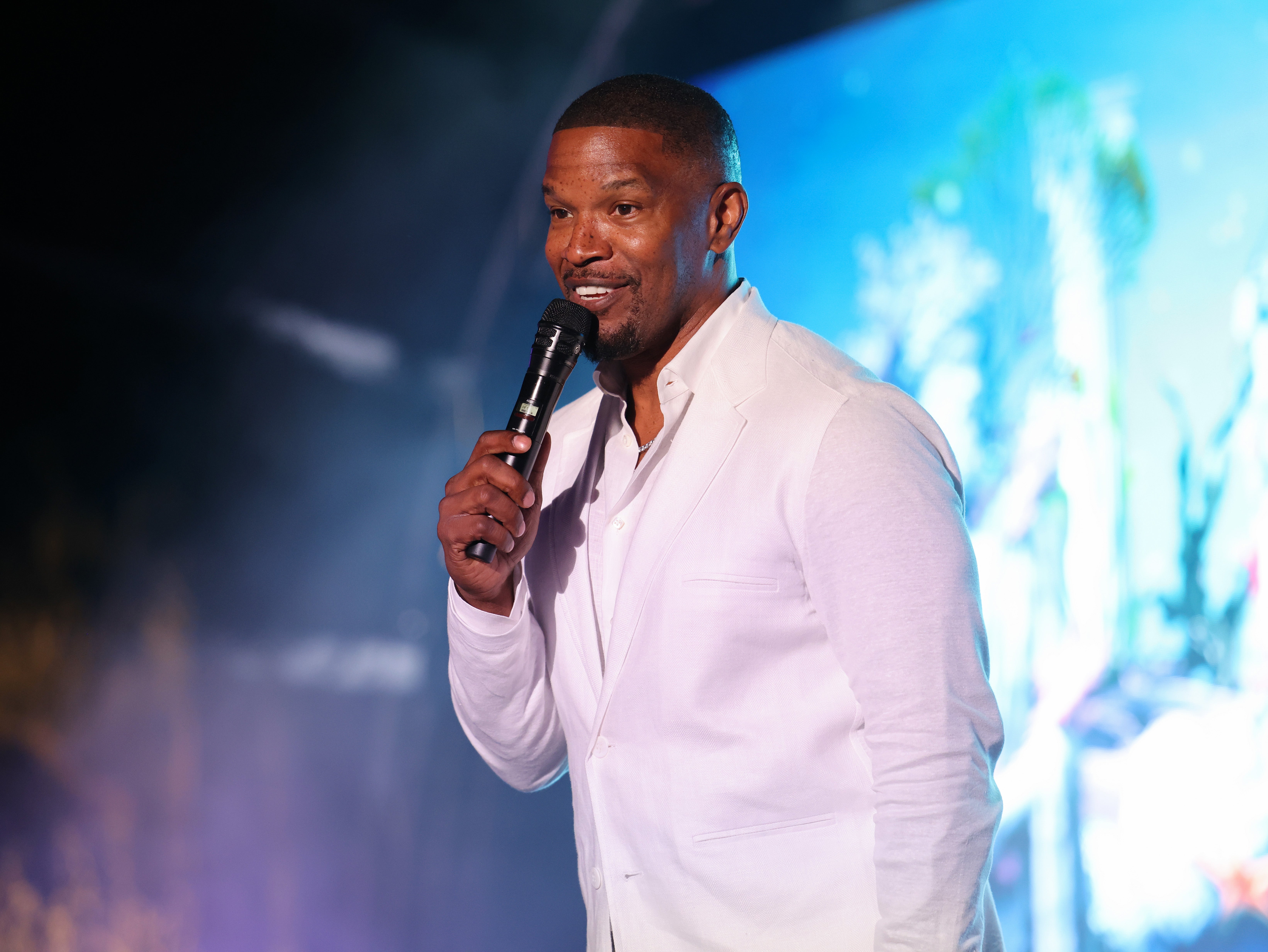 Jamie Foxx took the microphone to yell at a Halloween party guest who apparently threw a bottle at GloRilla