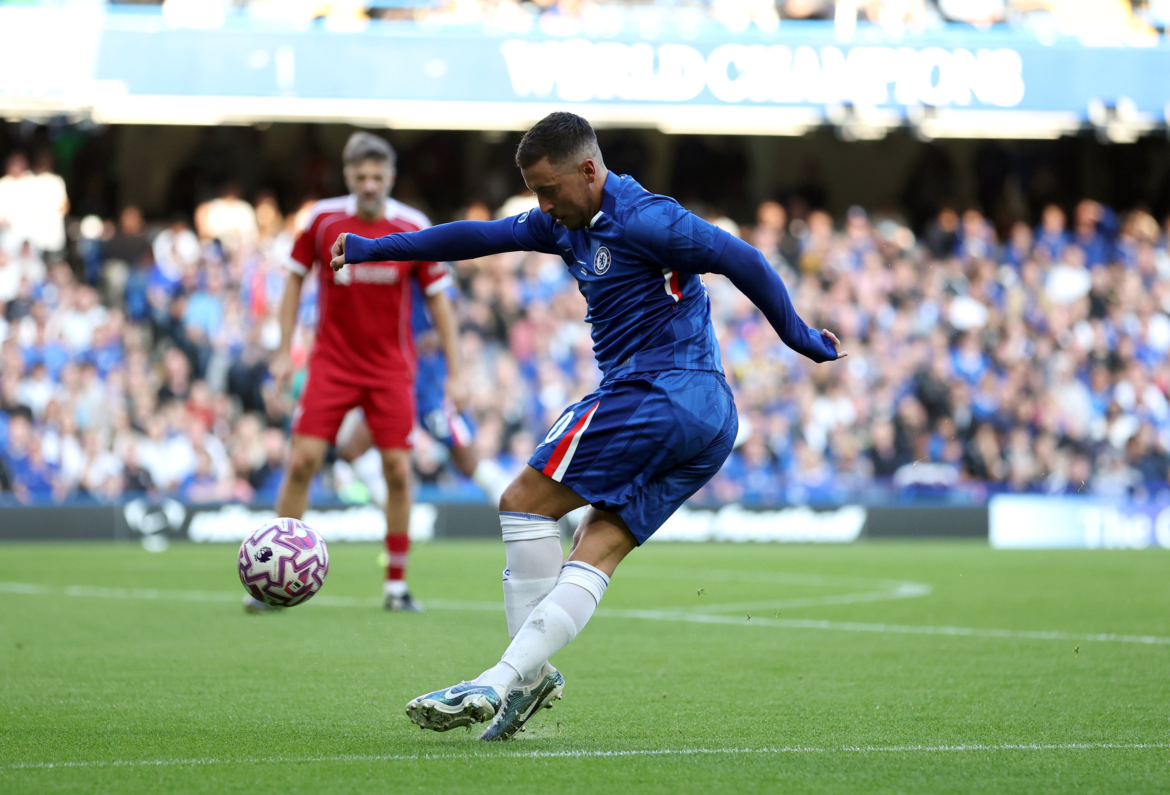 Eden Hazard attempts a rabona in a Chelsea Legends game