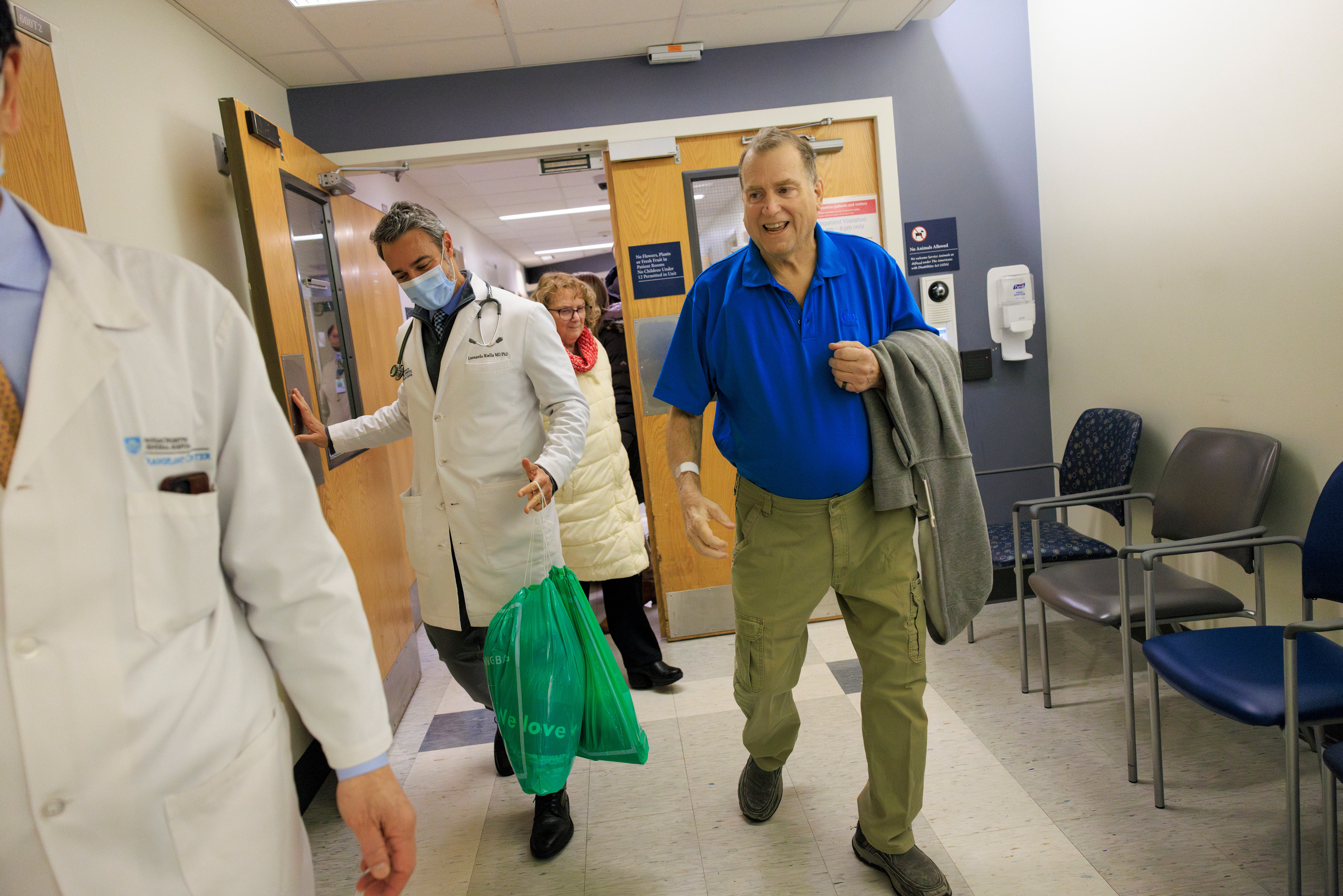 Tim Andrews s úsměvem při odchodu z Massachusetts General Hospital v Bostonu 1. února 2025