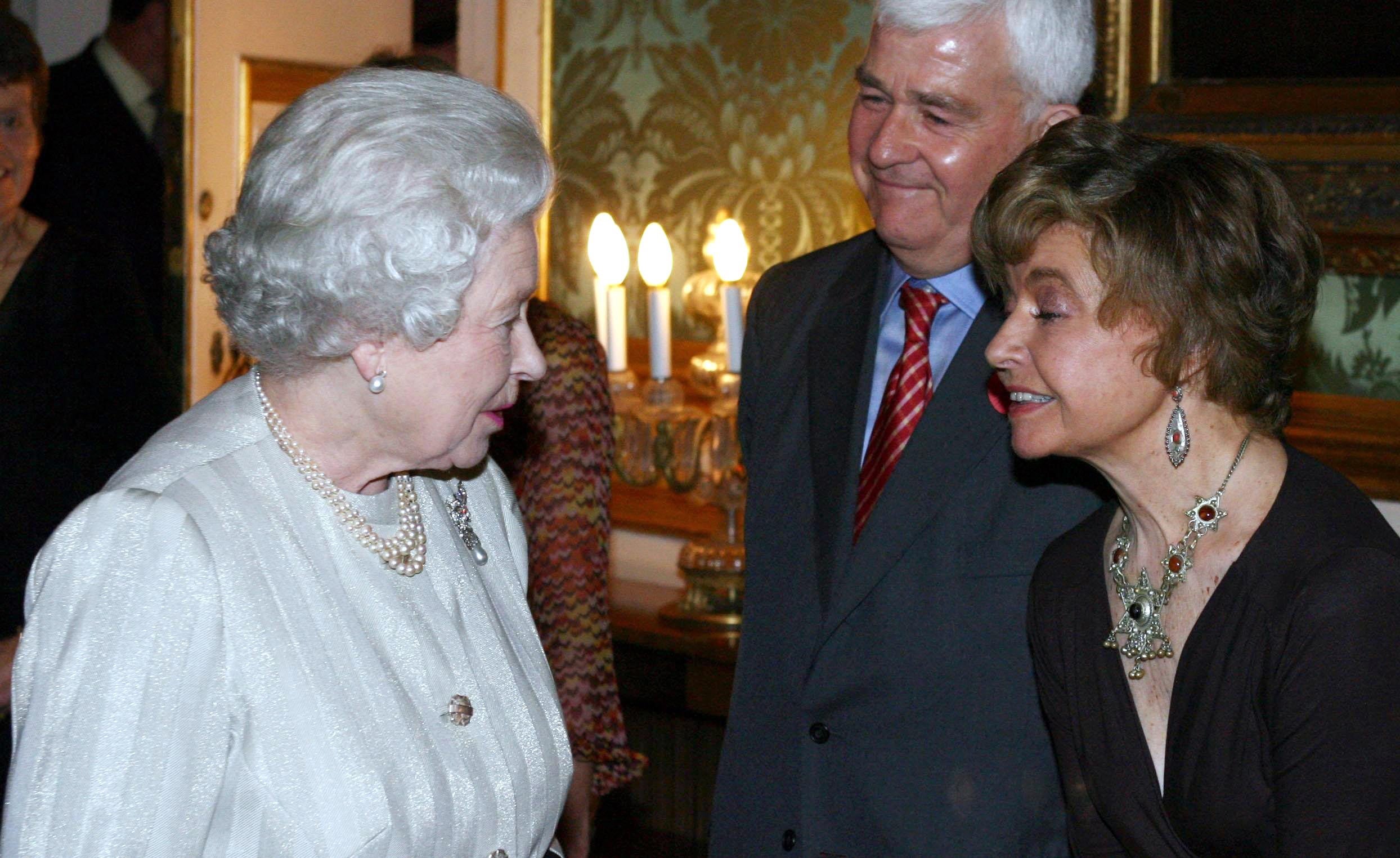 Rainha Elizabeth II cumprimenta a atriz Prunella Scales durante recepção no Palácio de St James