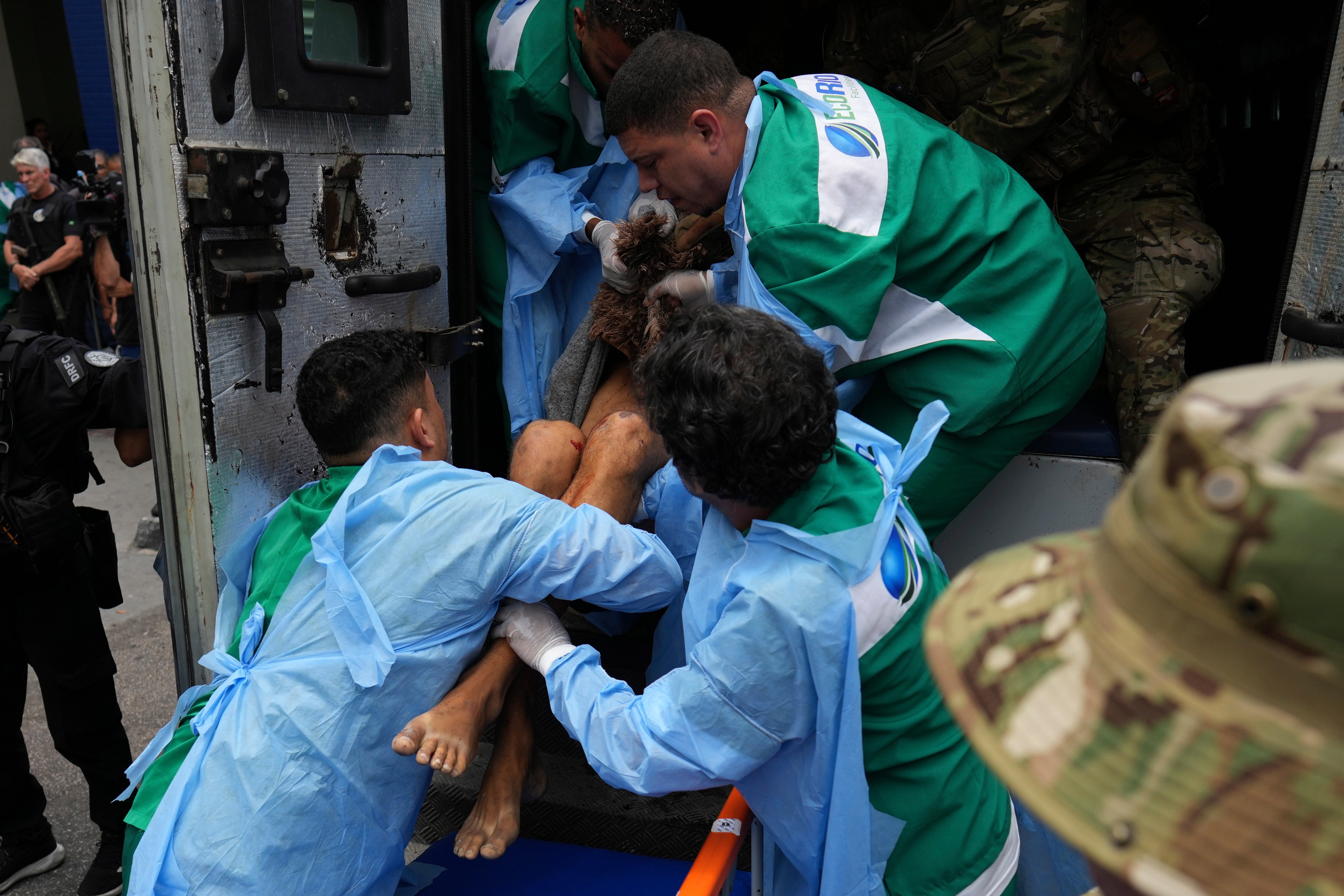 Getulio Vargas Hospital workers remove an injured person from a police truck after he was injured in a police operation against alleged drug traffickers in the Complexo do Alemao favela where the criminal organization "Comando Vermelho" operates in Rio de Janeiro, Tuesday, Oct. 28, 2025