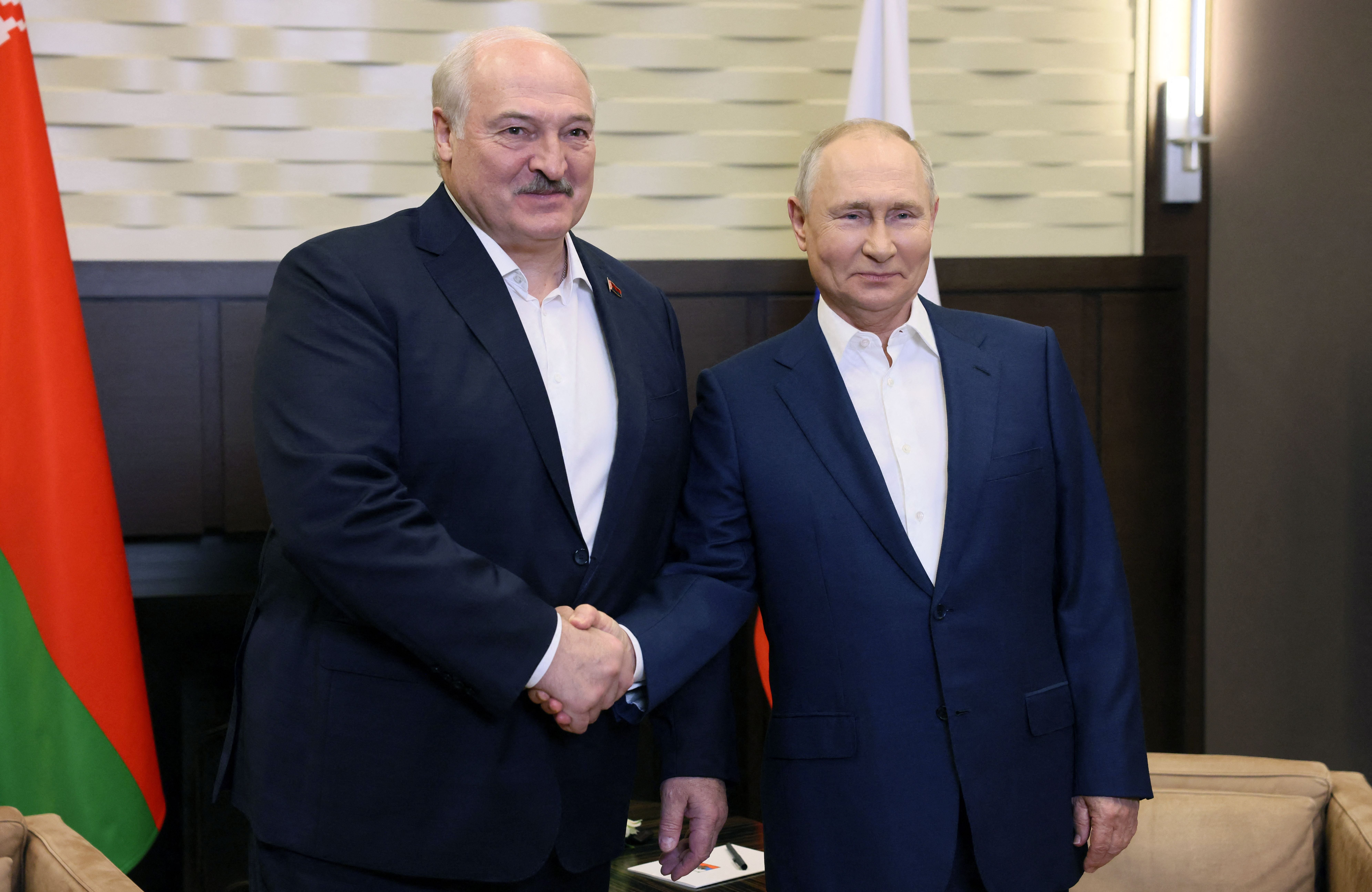Russian leader Vladimir Putin (R) and his Belarusian counterpart Alexander Lukashenko