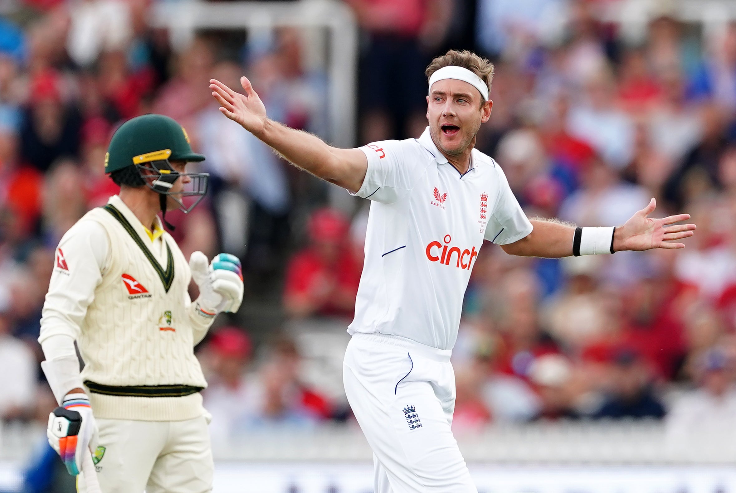 Stuart Broad vzal branku Alexe Careyho během Ashes 2023