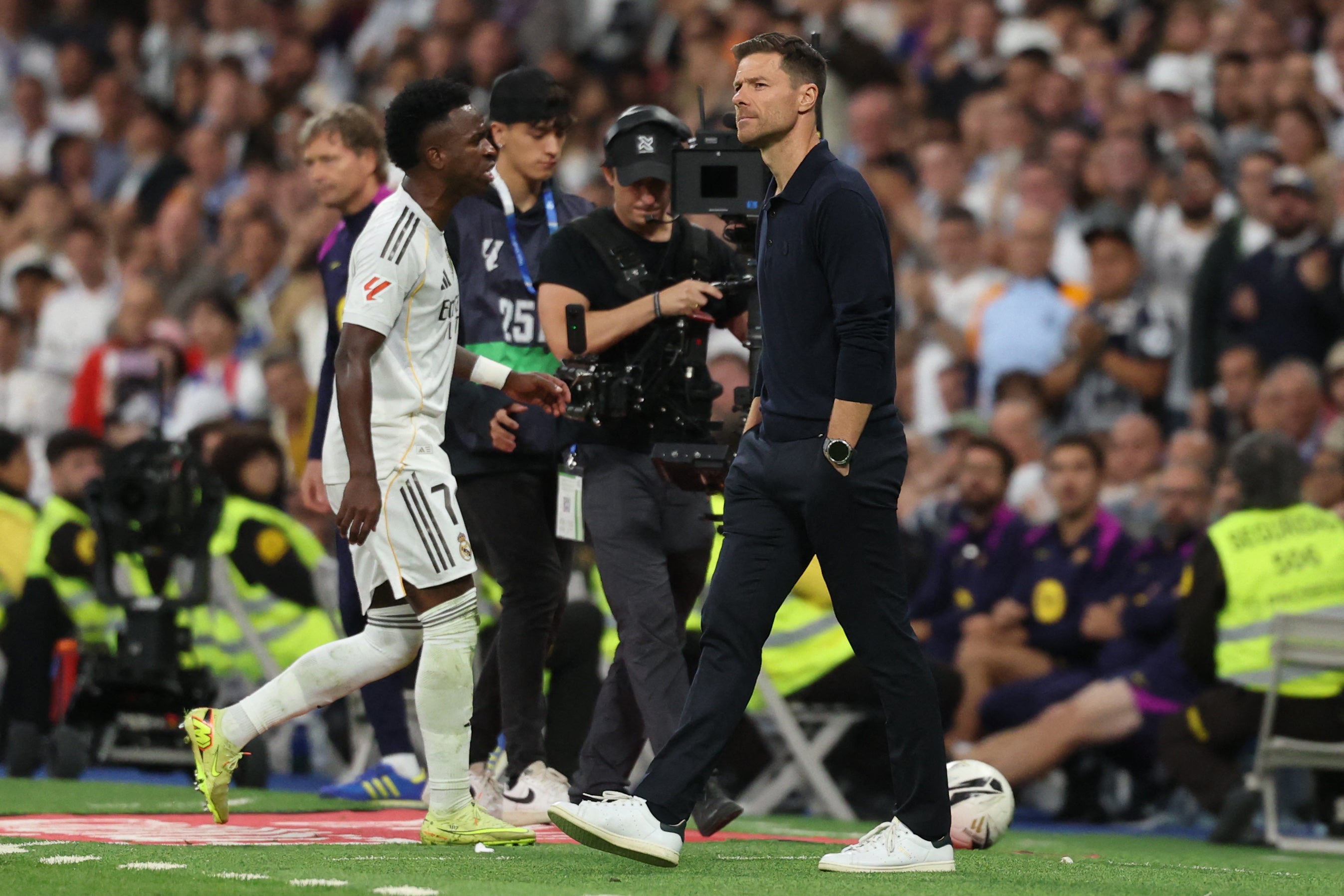 Vinicius walks past Alonso after his substitution