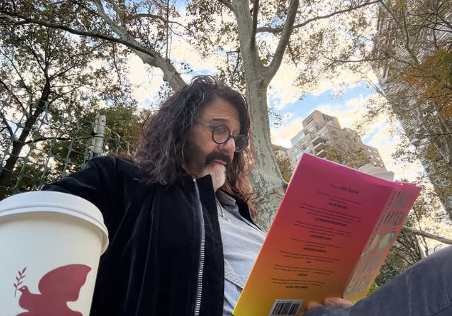 Dois dias antes de sua morte, Pierre Robert postou uma foto pacífica de si mesmo lendo e tomando café na Rittenhouse Square, na Filadélfia.