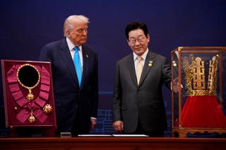Trump reagira dok mu je Lee u srijedu u Nacionalnom muzeju Gyeongju uručio Veliki red Mugunghwa i zlatnu krunu Silla