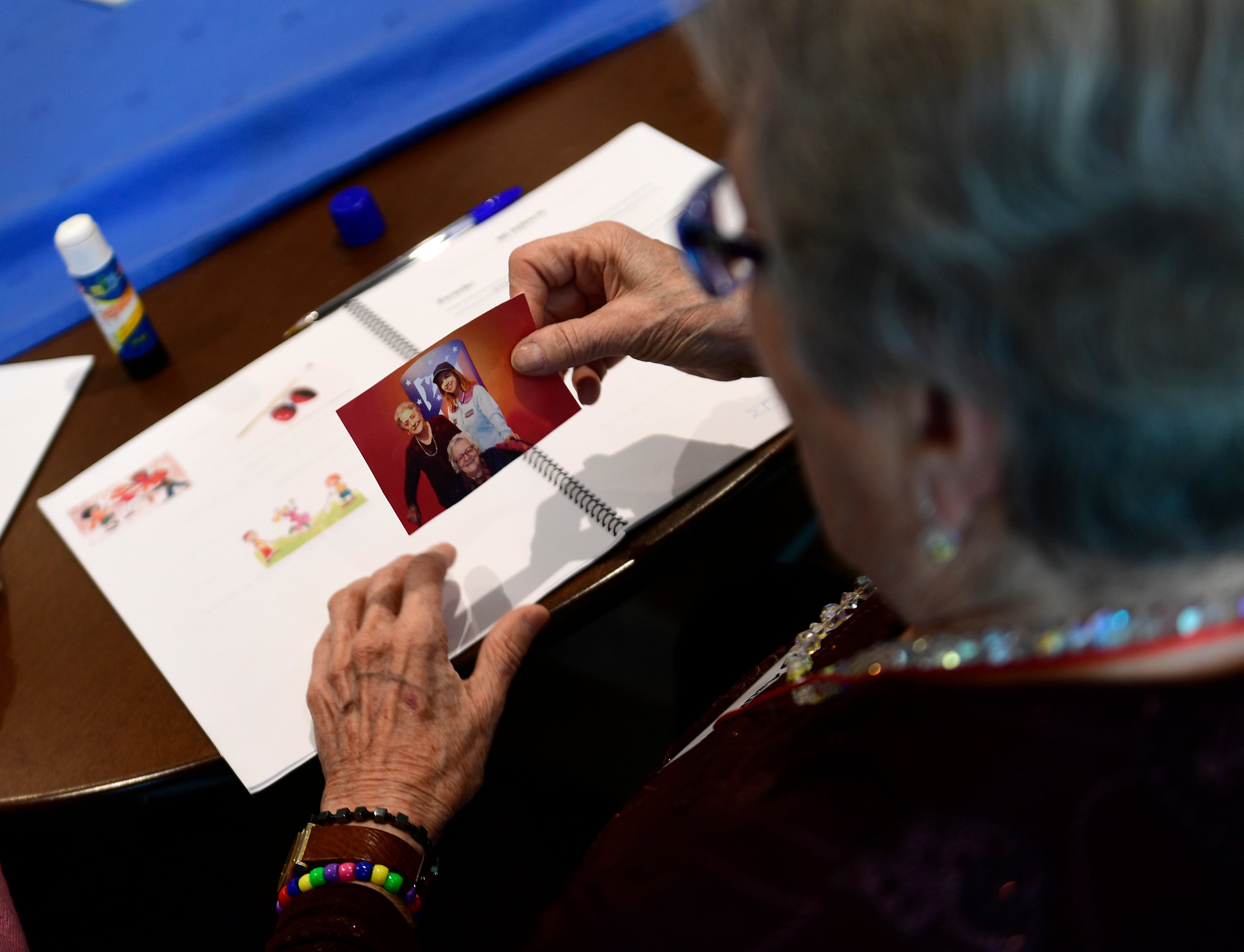 A patient affected by Alzheimer's disease attends a special therapeutic session