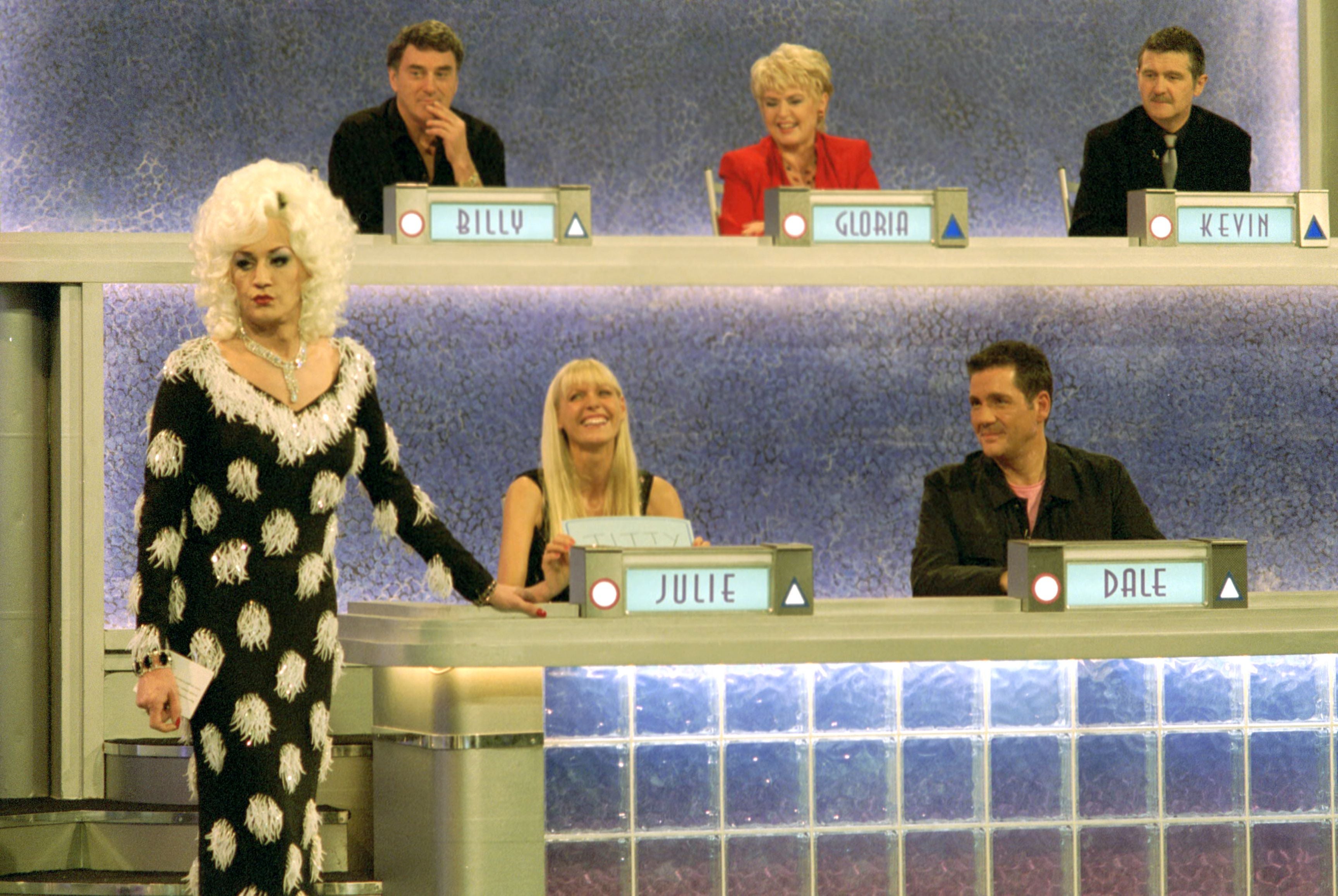 Pioneiro: Lily Savage, o alter ego drag de Paul O'Grady, em um episódio dos anos noventa de 'Blankety Blank'