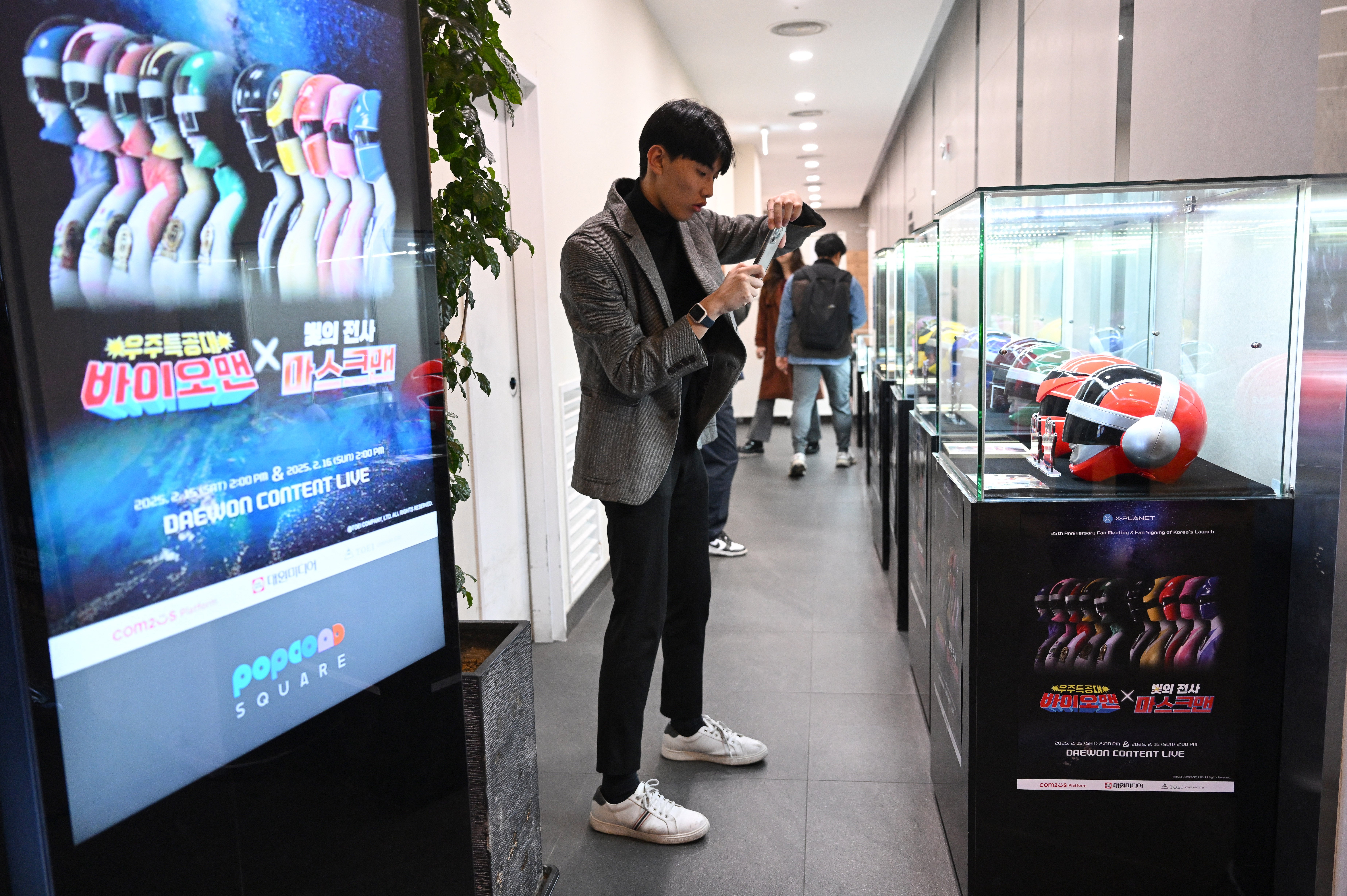 Посетилац гледа робу из јапанских суперхеројских серија 'Цхоуденсхи Биоман' и 'Хикари Сентаи Маскман' у Сеулу