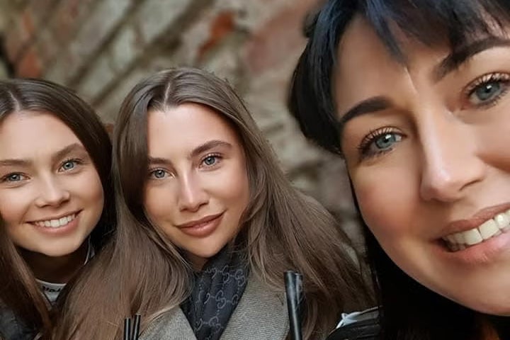 Jaysley Beck (left) with her sister Emilli (centre) and mother Leighann McCready