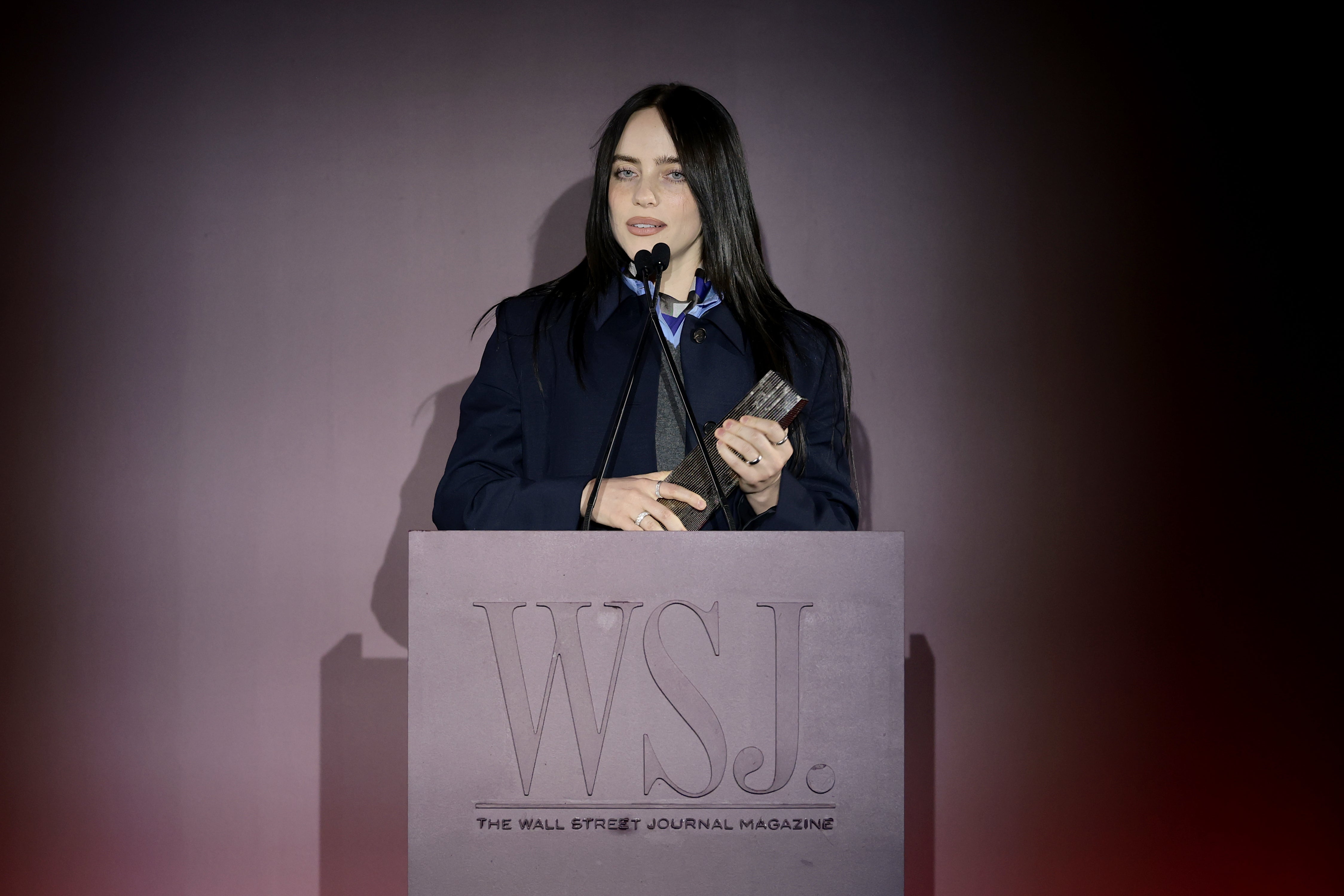 Billie Eilish chama bilionários durante o 2025 Innovator Awards da WSJ Magazine em 29 de outubro