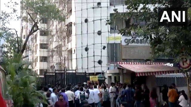 <p>Police shoot dead man who took 19 people hostage in Mumbai</p>