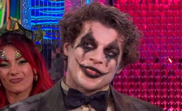 A estrela respondeu às alegações de que ele é um “dançarino profissional” que surgiram no início desta série