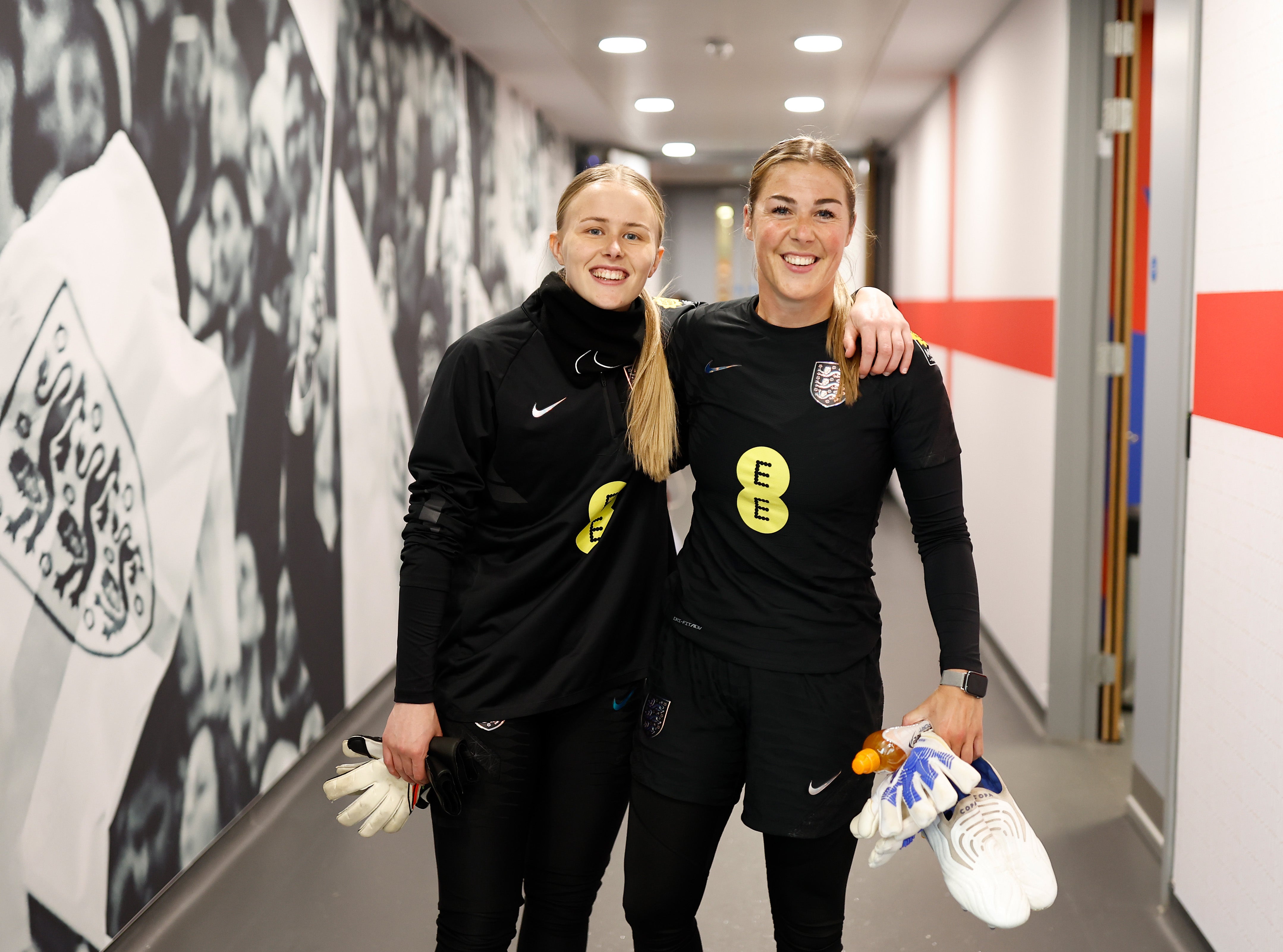 Hampton, vlevo, a Earps v létě 2022