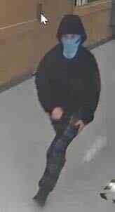 Nadie resultó herido en la explosión, pero la policía publicó fotografías de dos personas con el rostro cubierto.