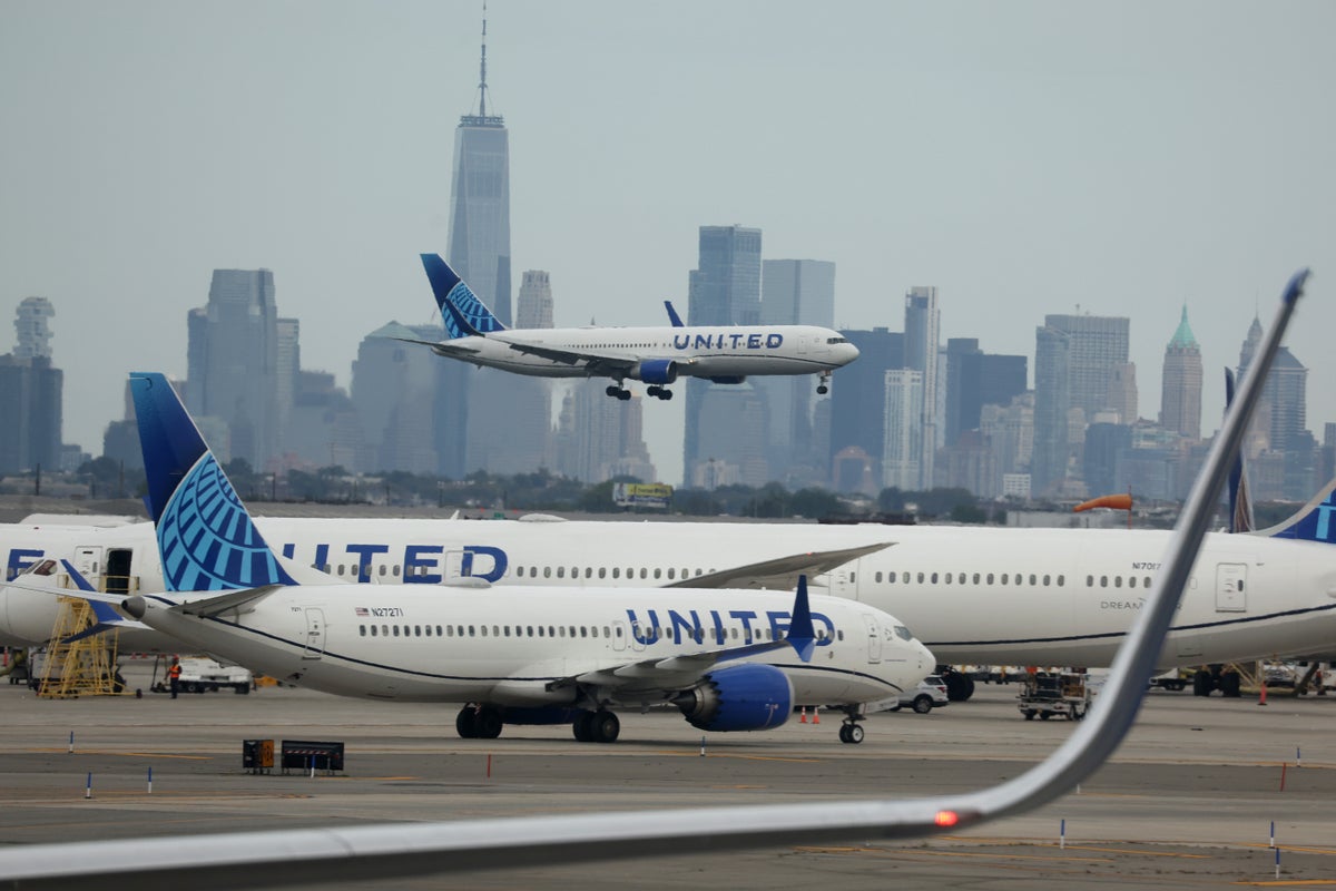United Airlines Flight Strikes Truck And Light Pole Before Landing At Newark Airport