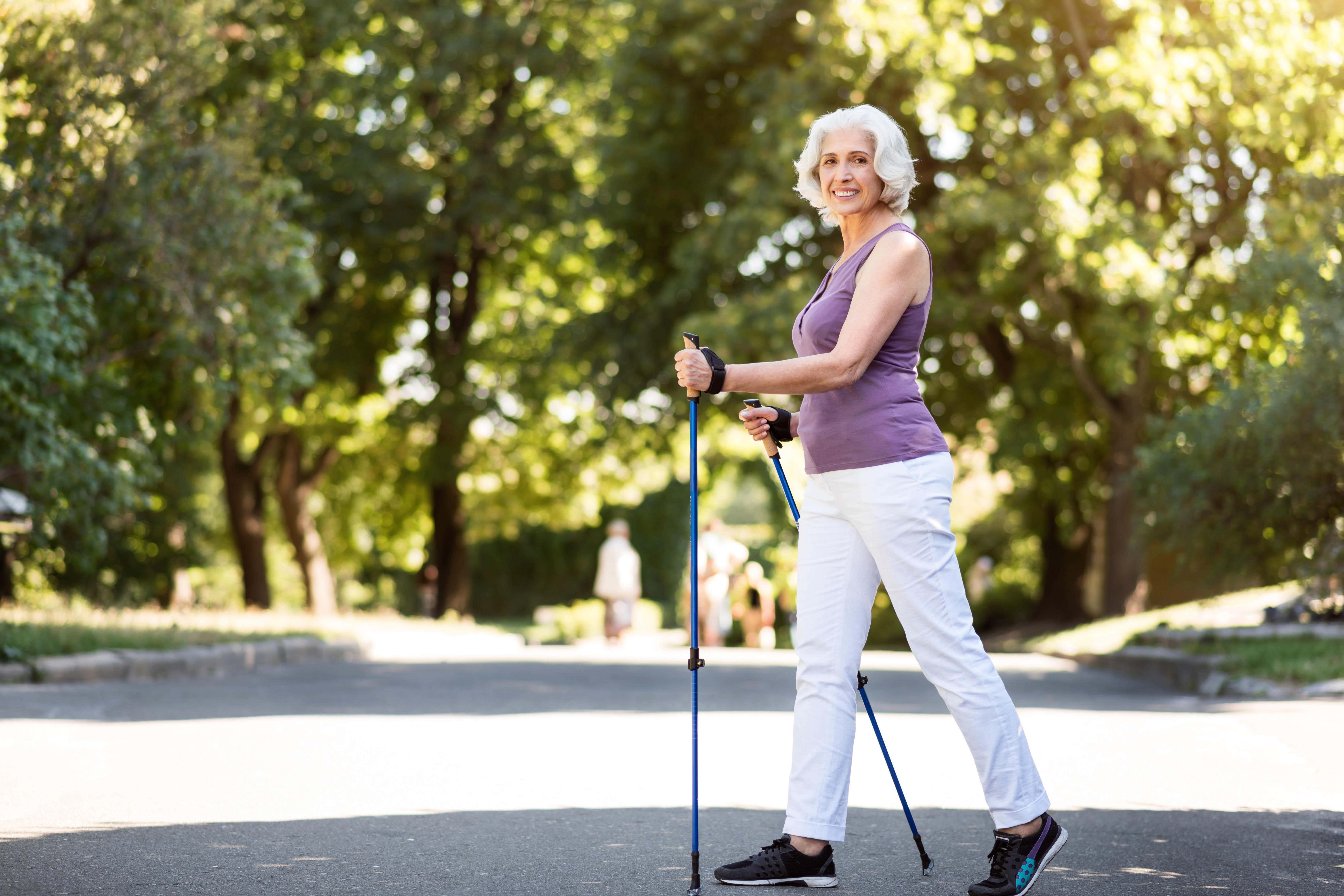 Procházka venku je prospěšná pro naše duševní i fyzické zdraví díky kombinaci účinků fyzické aktivity a expozice přírodě.