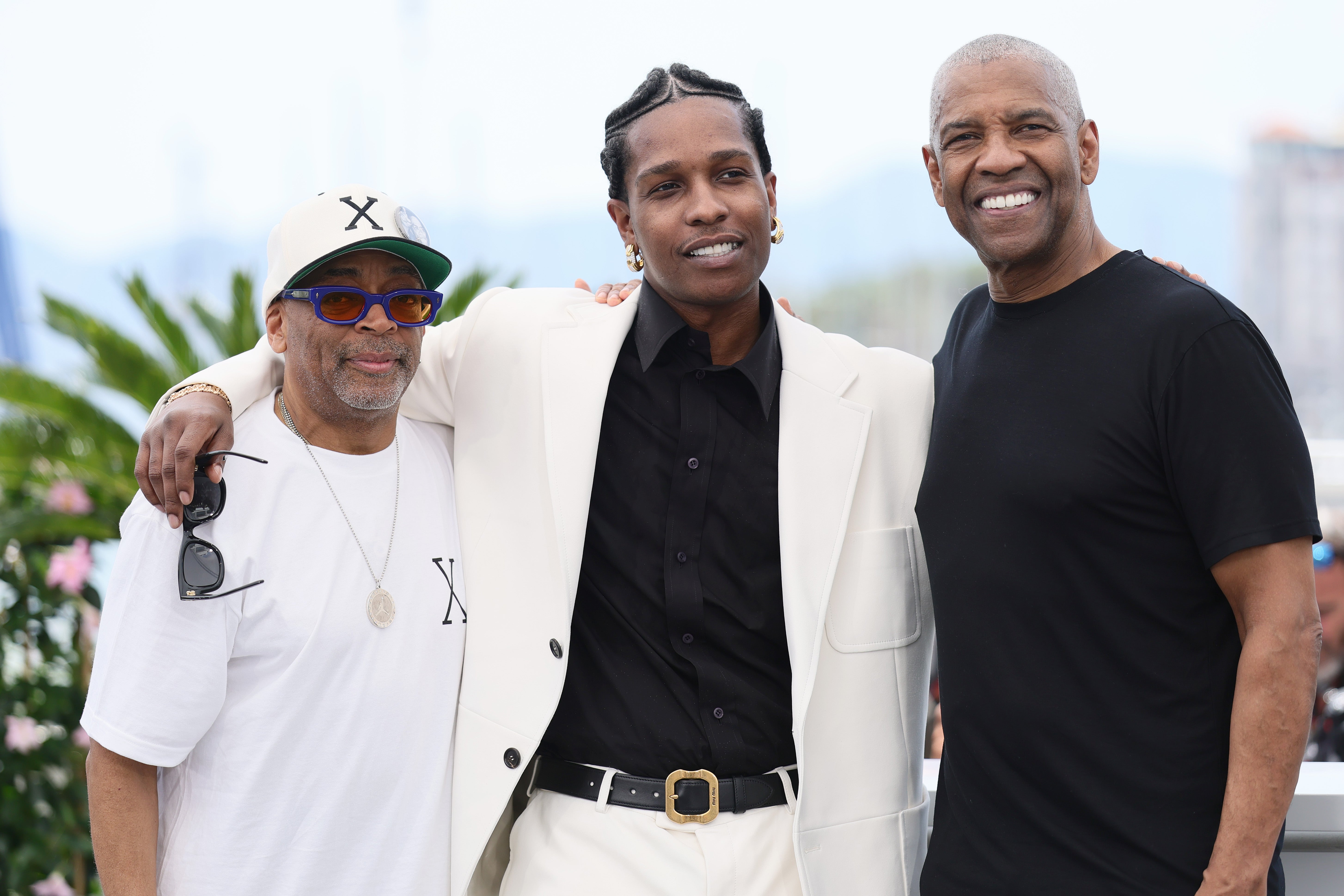 А$АП Роки (у средини), који се овде види са Спајком Лијем (лево) и Дензелом Вашингтоном (десно), је вишеструко талентован уметник, са успесима у музици, филму, моди и шире. Његов стан у Њујорку сада је у средишту тужбе за немар од 1,1 милион долара