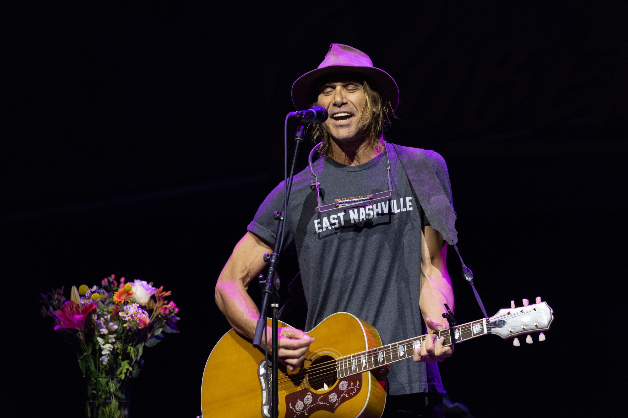 Country singer-songwriter Todd Snider has reportedly been arrested and accused of threatening hospital staff after it was announced his recent tour had been suddenly canceled