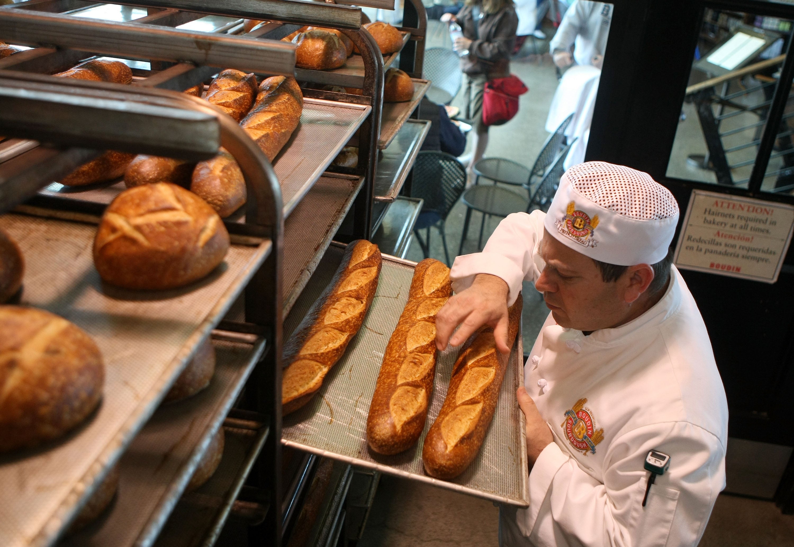 Pekař kontroluje bochníky čerstvě upečeného kváskového chleba v Boudin Bakery v San Franciscu v Kalifornii v dubnu 2008. Pouhý plátek kvásku může pomoci snížit krevní tlak a cukr