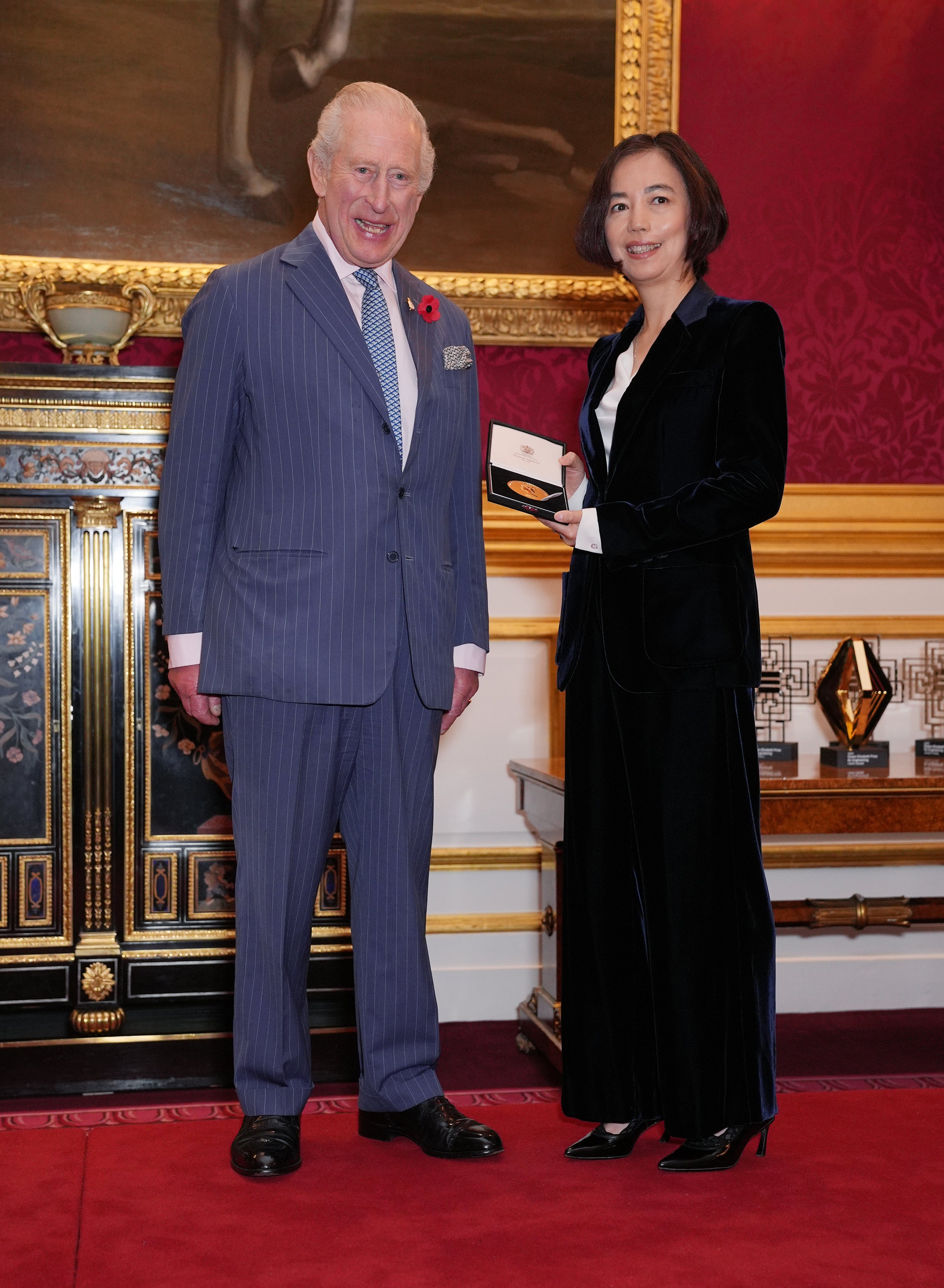 Charles presents the trophy to Dr Fei-Fei Li (Yui Mok/PA)