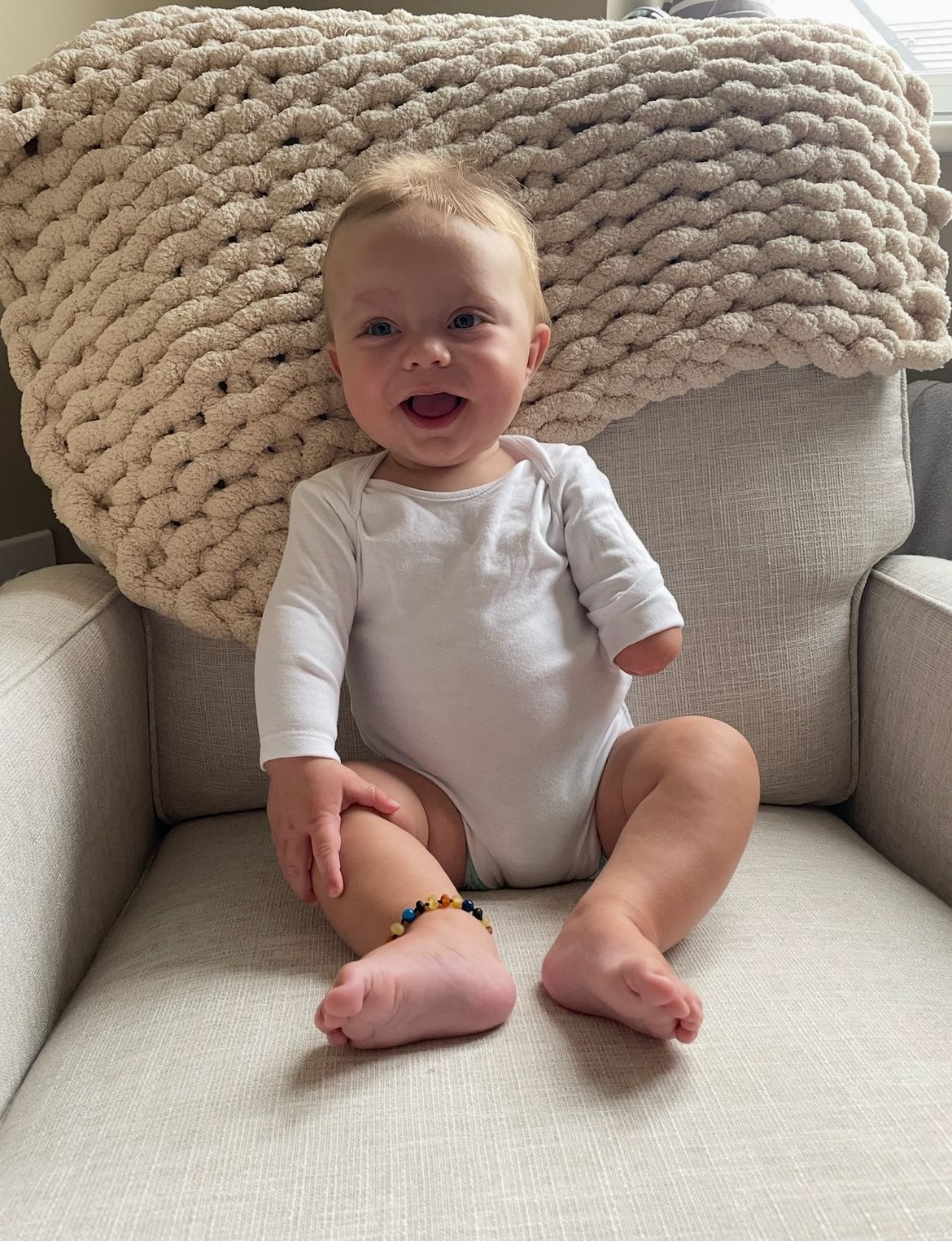 Dítě Ezra je „šťastné a zdravé“