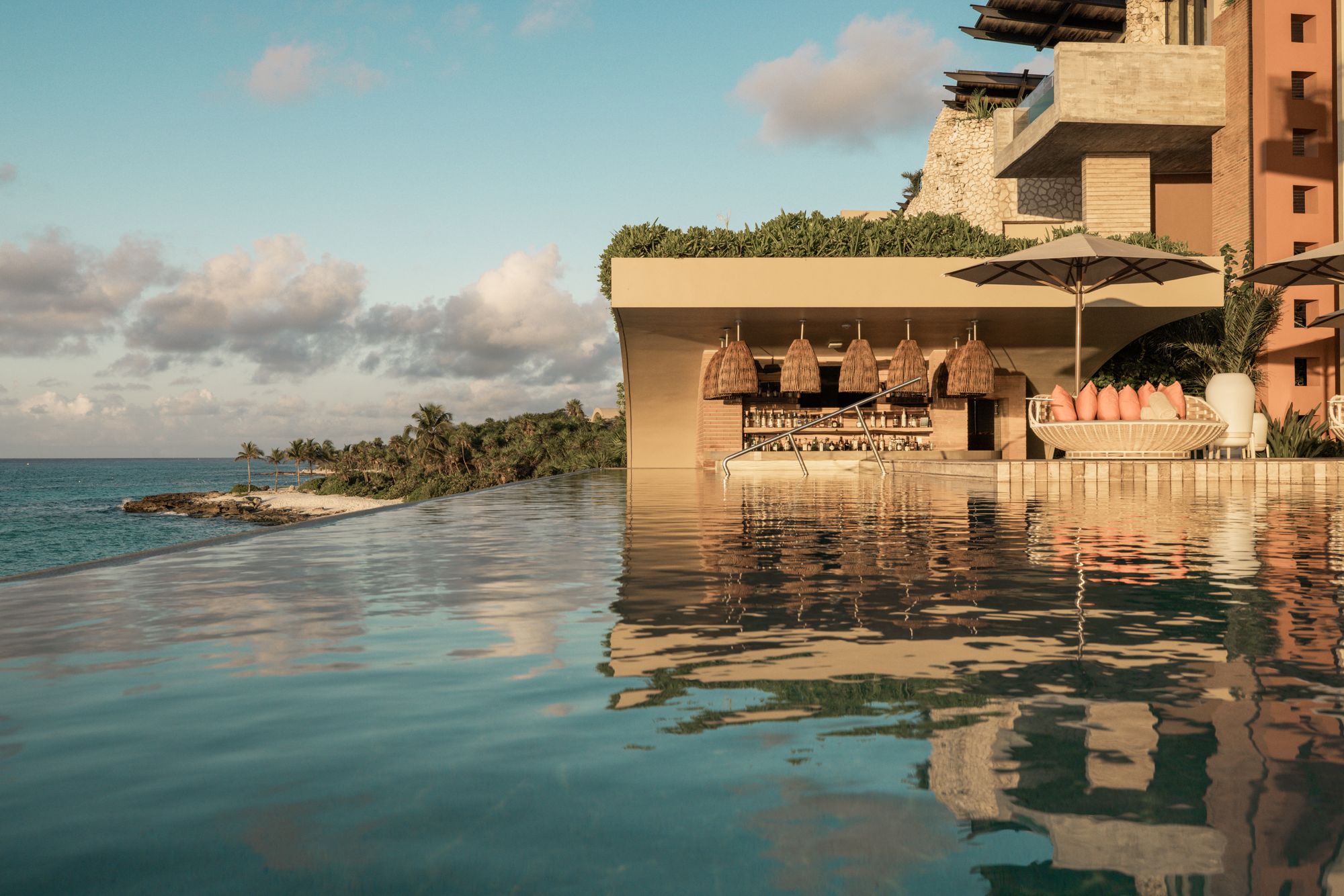 La Casa de la Playa has an infinity pool and swim-up bar