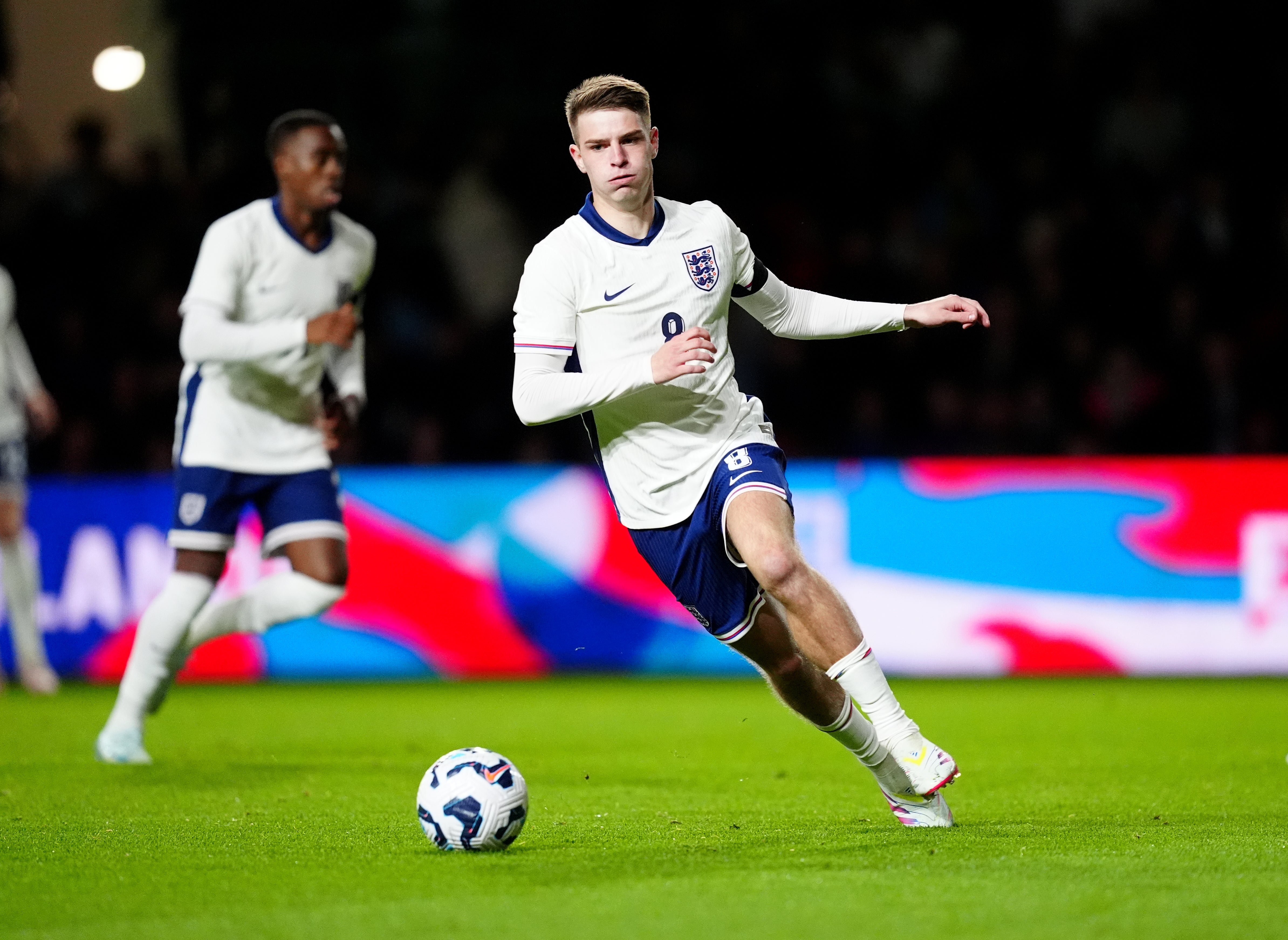 Alex Scott udělal dojem, že hráči Anglie do 21 let si vysloužili první povolání do seniorského týmu (David Davies/PA)