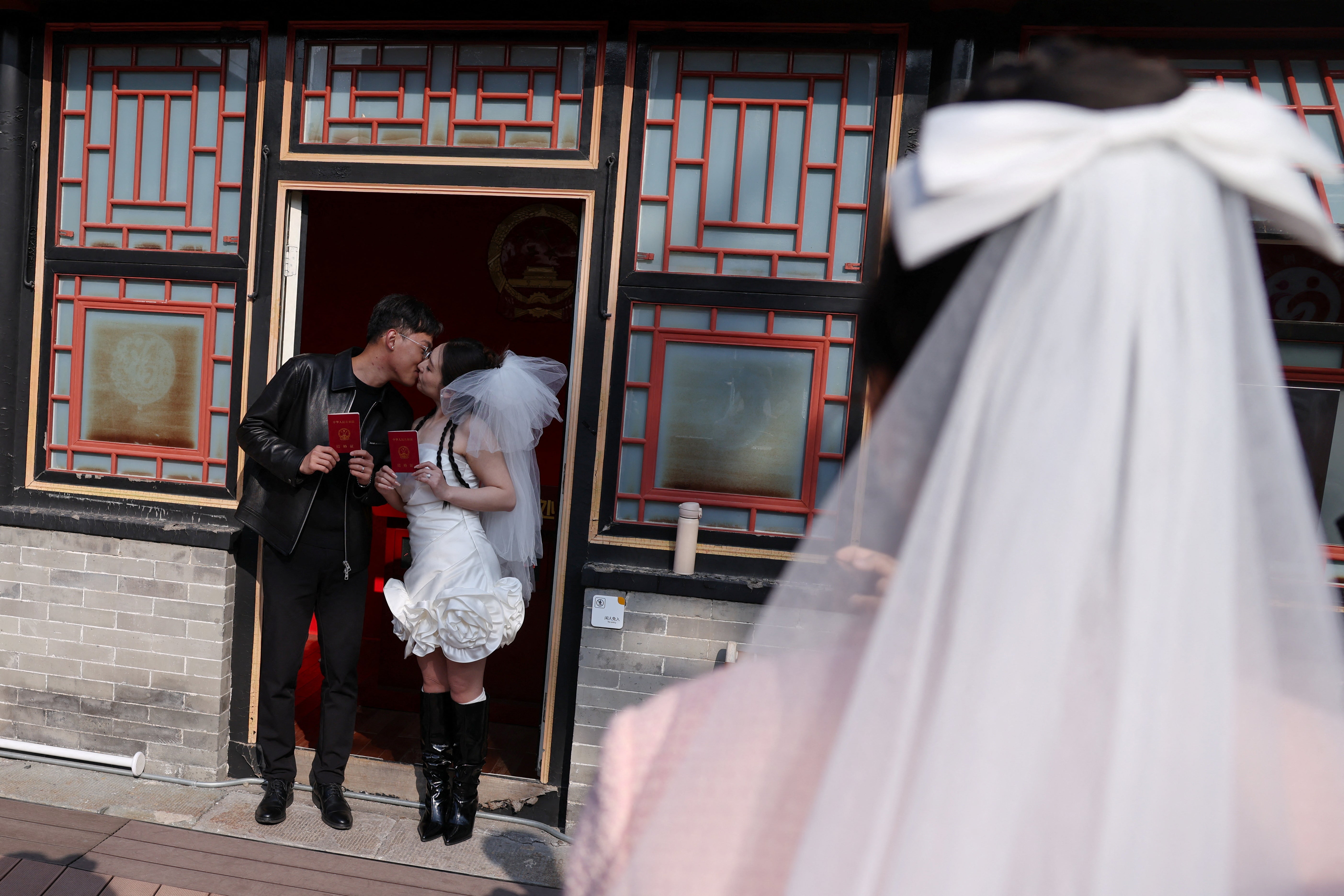 Couple gets married at Huguo Guanyin Temple
