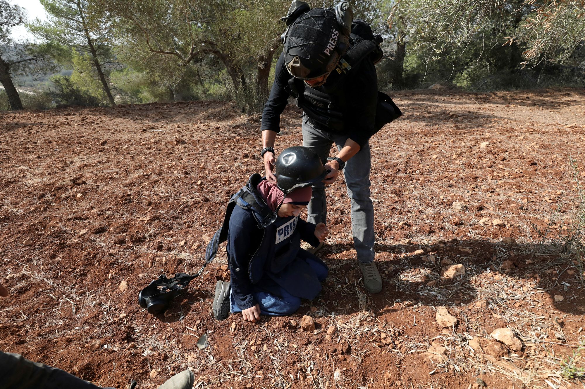 Reutersov savjetnik za sigurnost Grant Bowden pomaže novinarki Raneen Sawafta nakon napada izraelskih doseljenika u blizini Nablusa na Zapadnoj obali