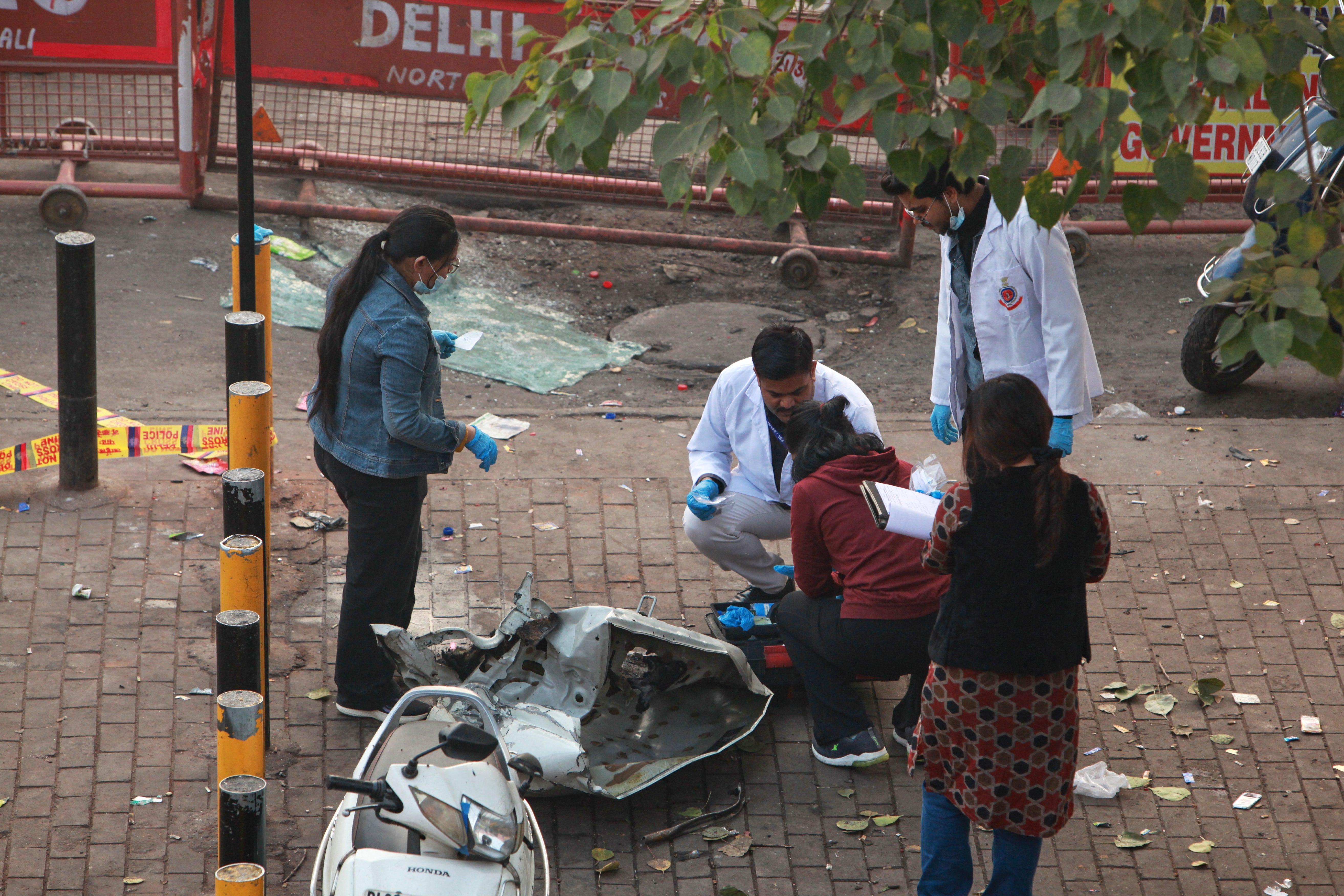 <p>Investigators examine the site of the explosion near Red Fort in Delhi, India</p>