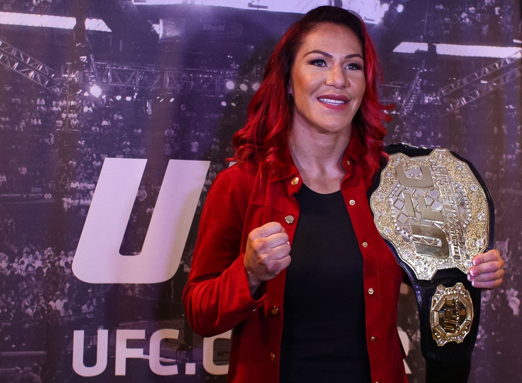 Cris Cyborg se svým šampionátem UFC v pérové váze v roce 2017