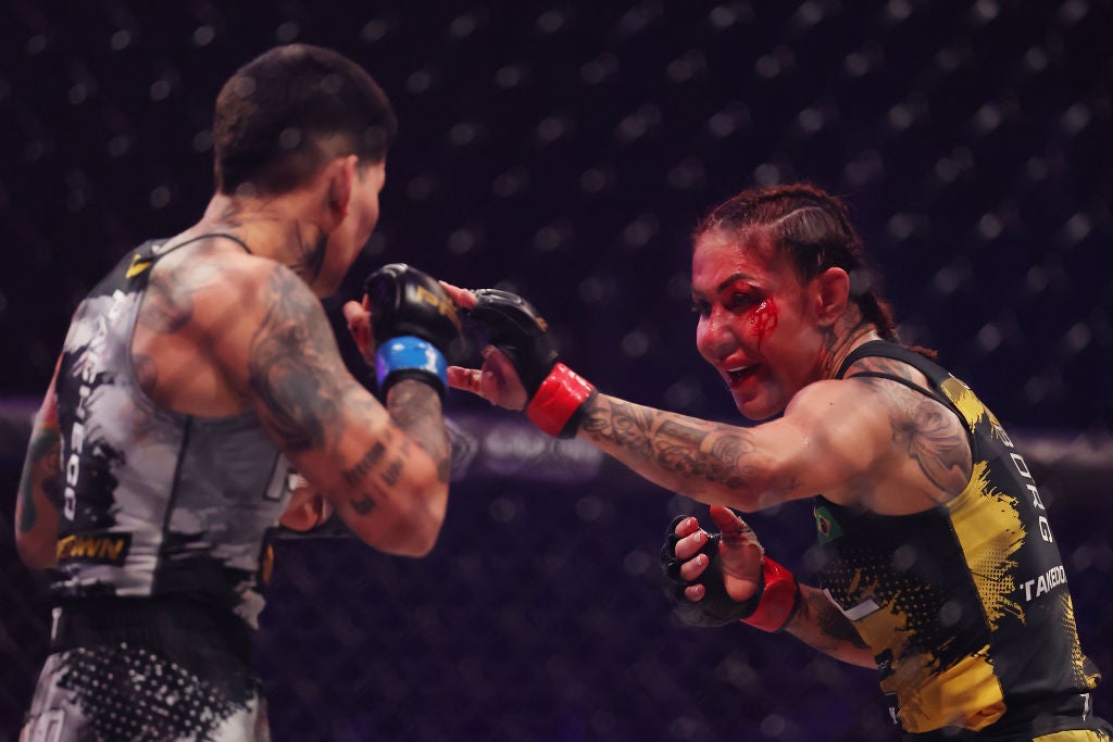 Cris Cyborg (vpravo) obhajuje svůj titul poprvé od října 2023