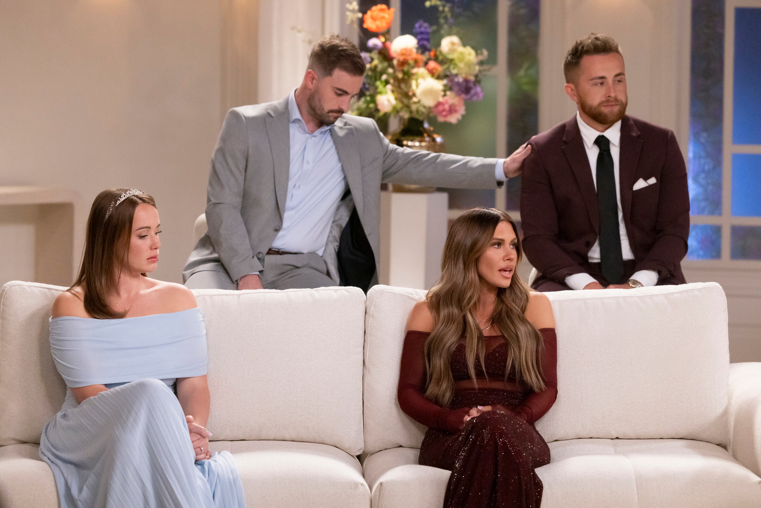 Jessi Ngatikaura (frente direita) na reunião de 'The Secret Lives of Mormon Wives' em julho