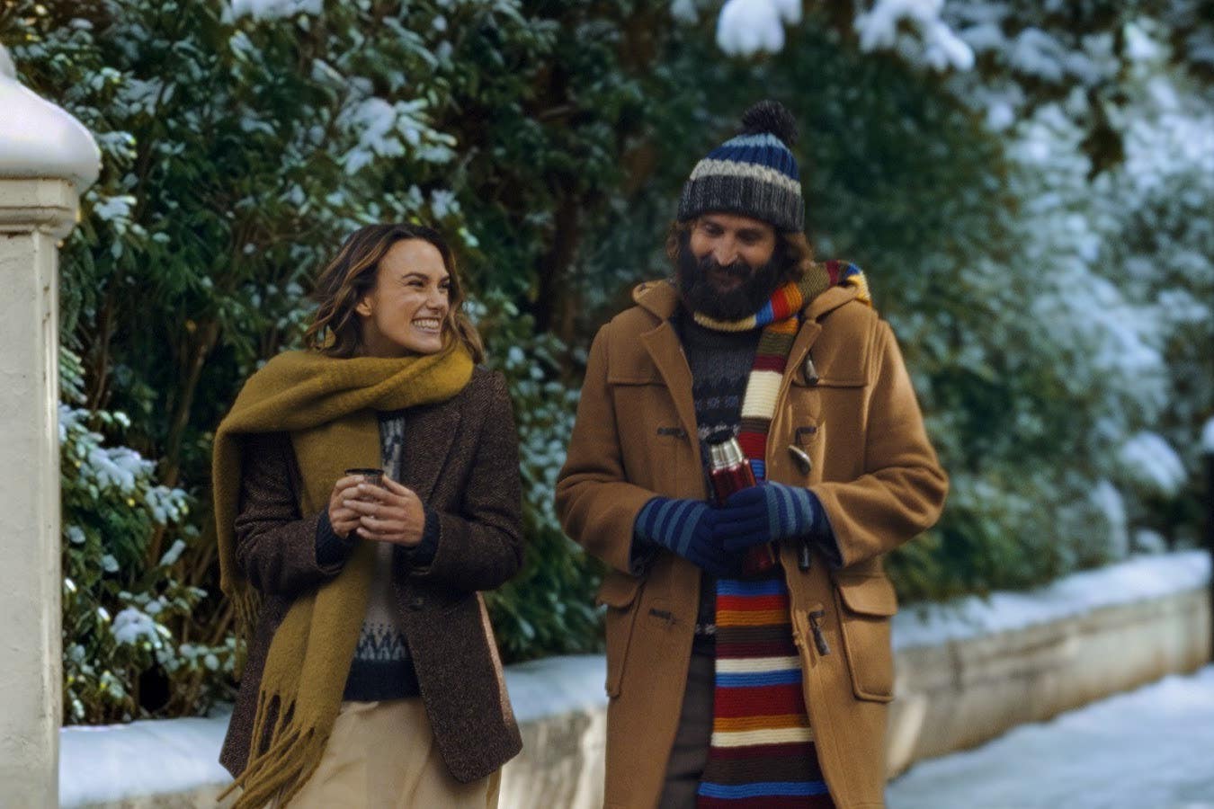 O anúncio de Natal da Waitrose deste ano mostra o personagem de Joe Wilkinson, Phil, se apaixonando pela atriz Keira Knightley após um encontro casual no supermercado