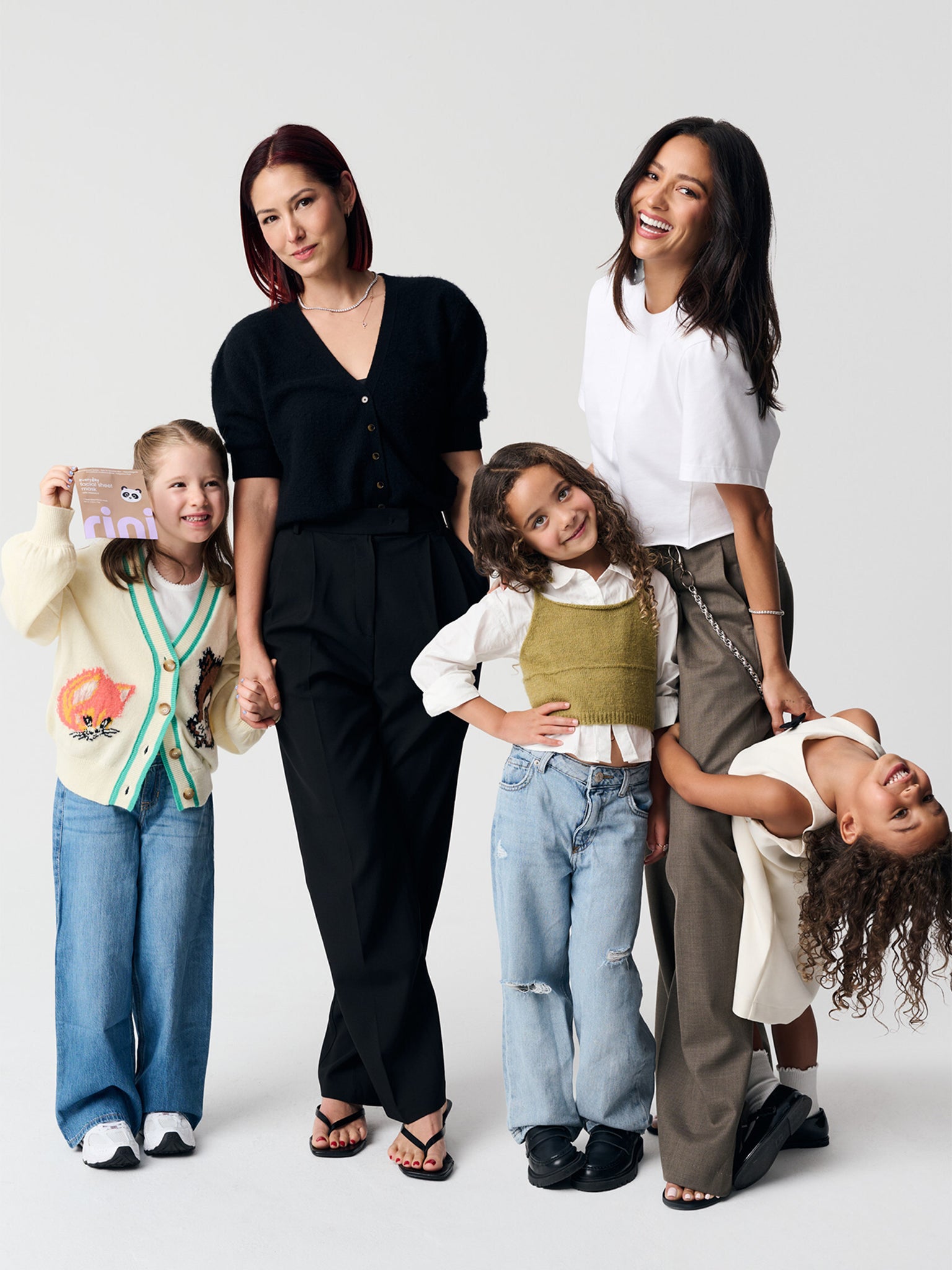 Os fundadores da Rini, Shay Mitchell (à direita) e Esther Song com seus filhos.