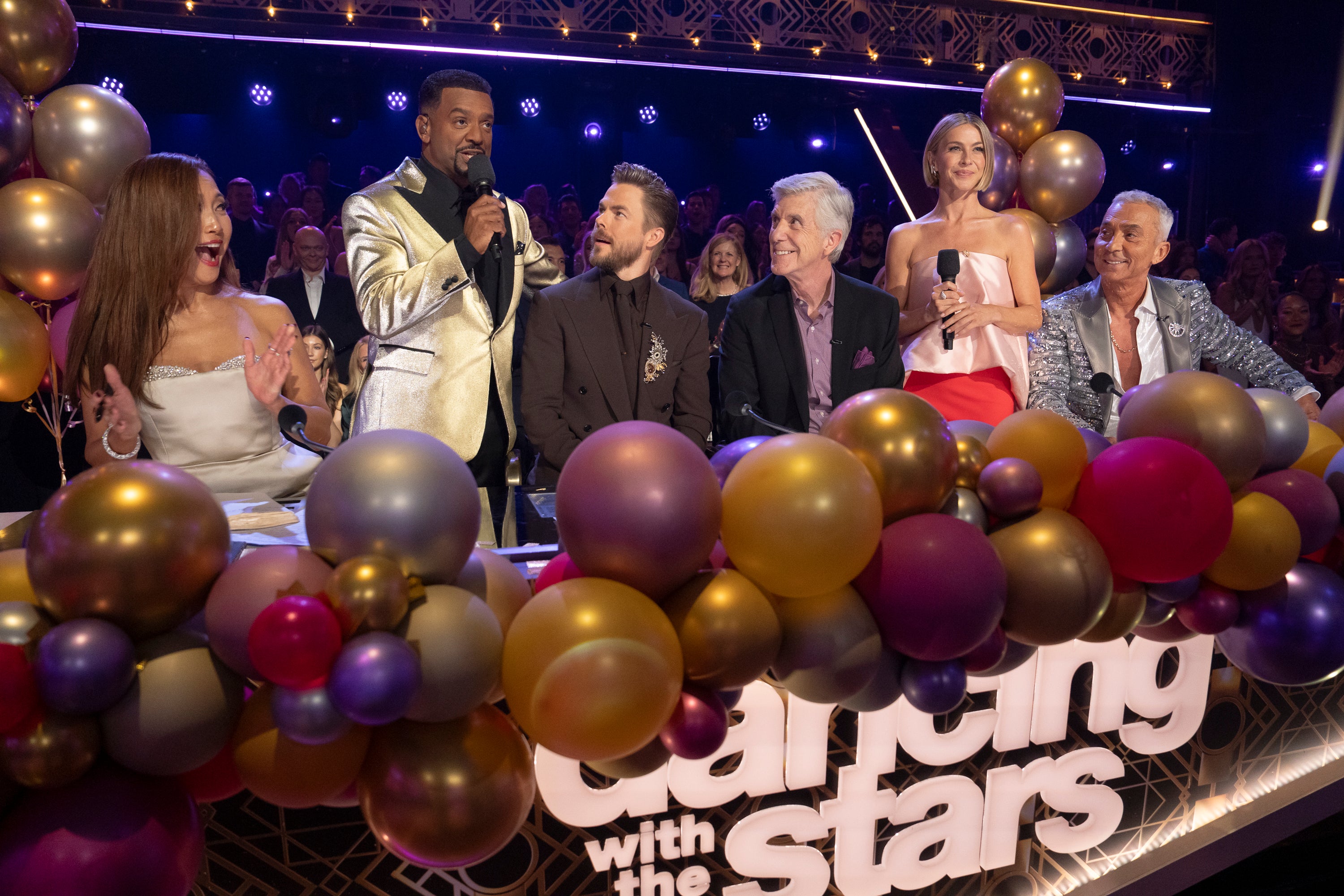 Tom Bergeron voltou como jurado convidado no episódio do 20º aniversário de 'Dancing with the Stars'